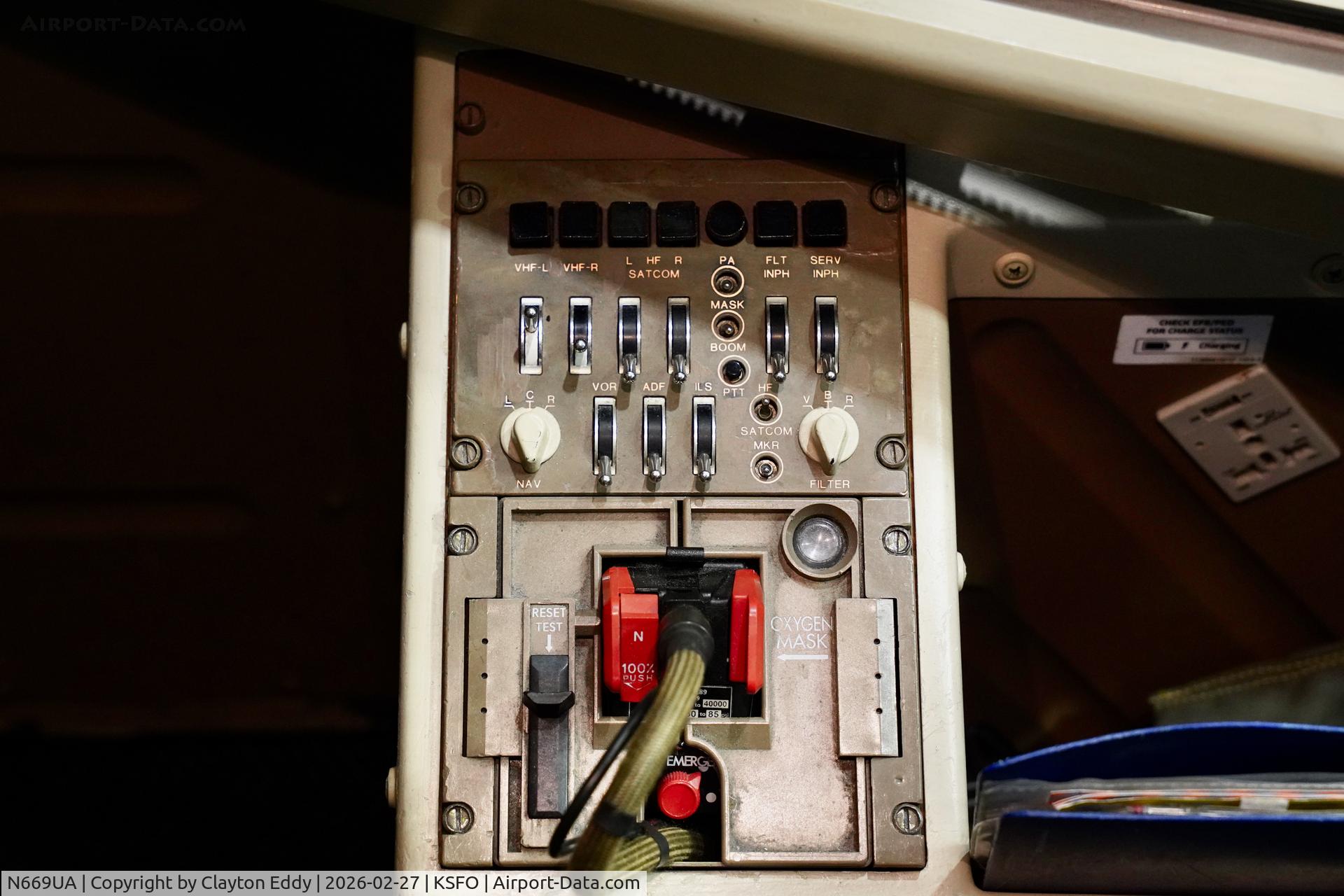 N669UA, 1999 Boeing 767-322 C/N 30025, SFO 2026