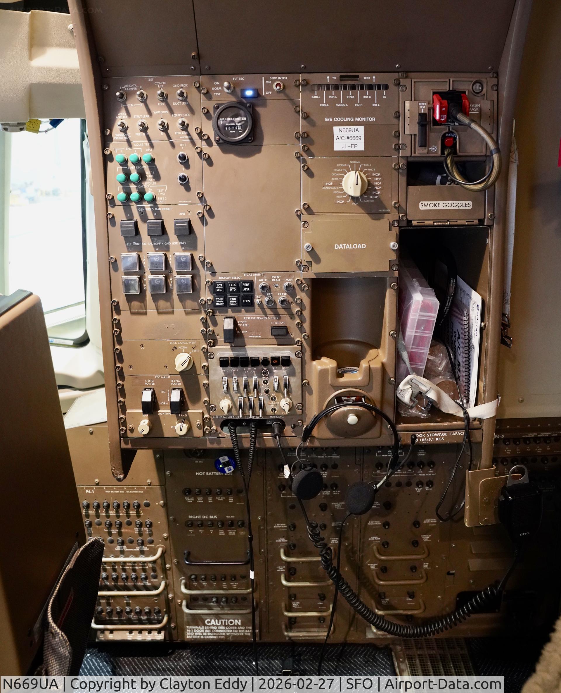 N669UA, 1999 Boeing 767-322 C/N 30025, SFO 2026