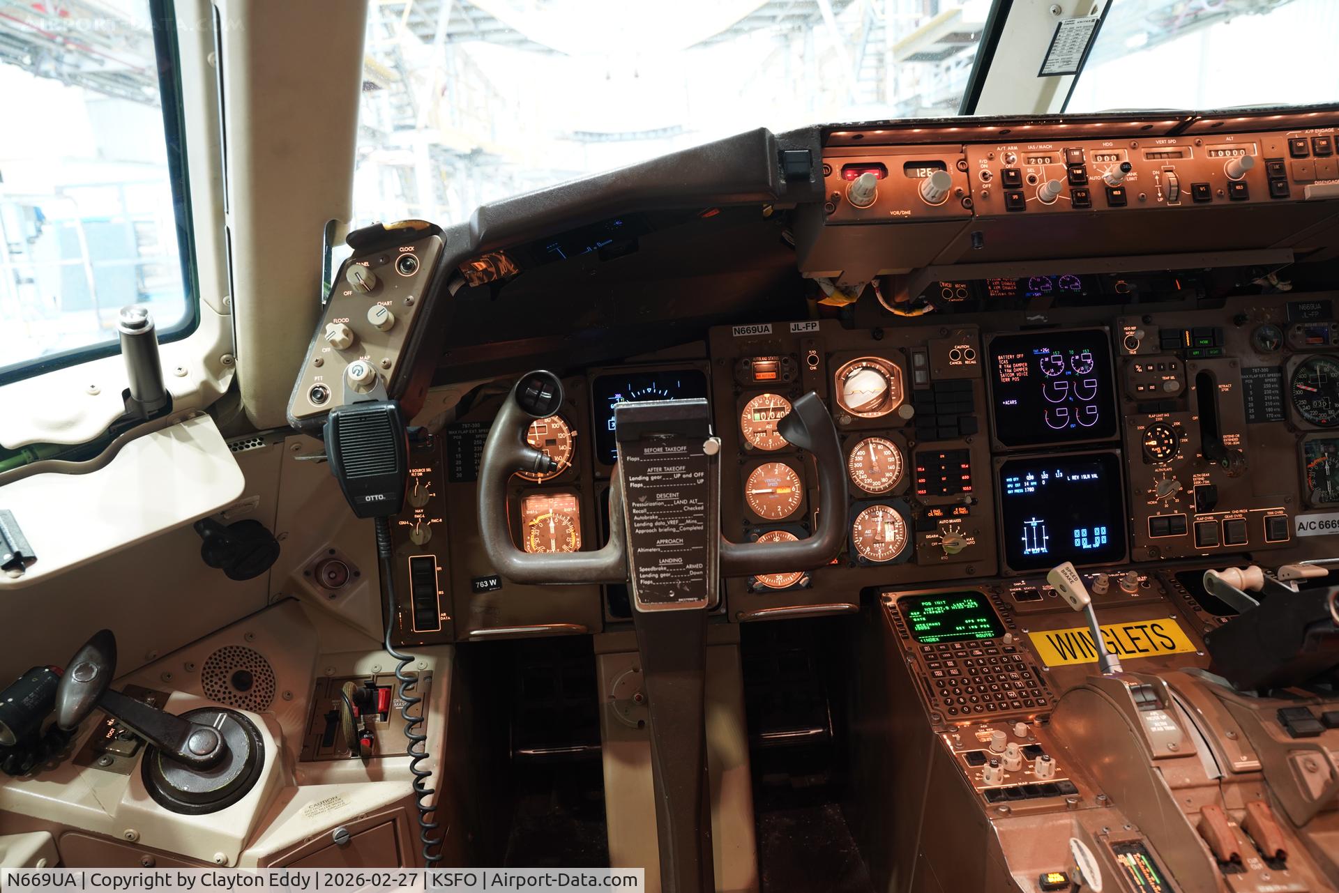 N669UA, 1999 Boeing 767-322 C/N 30025, SFO 2026