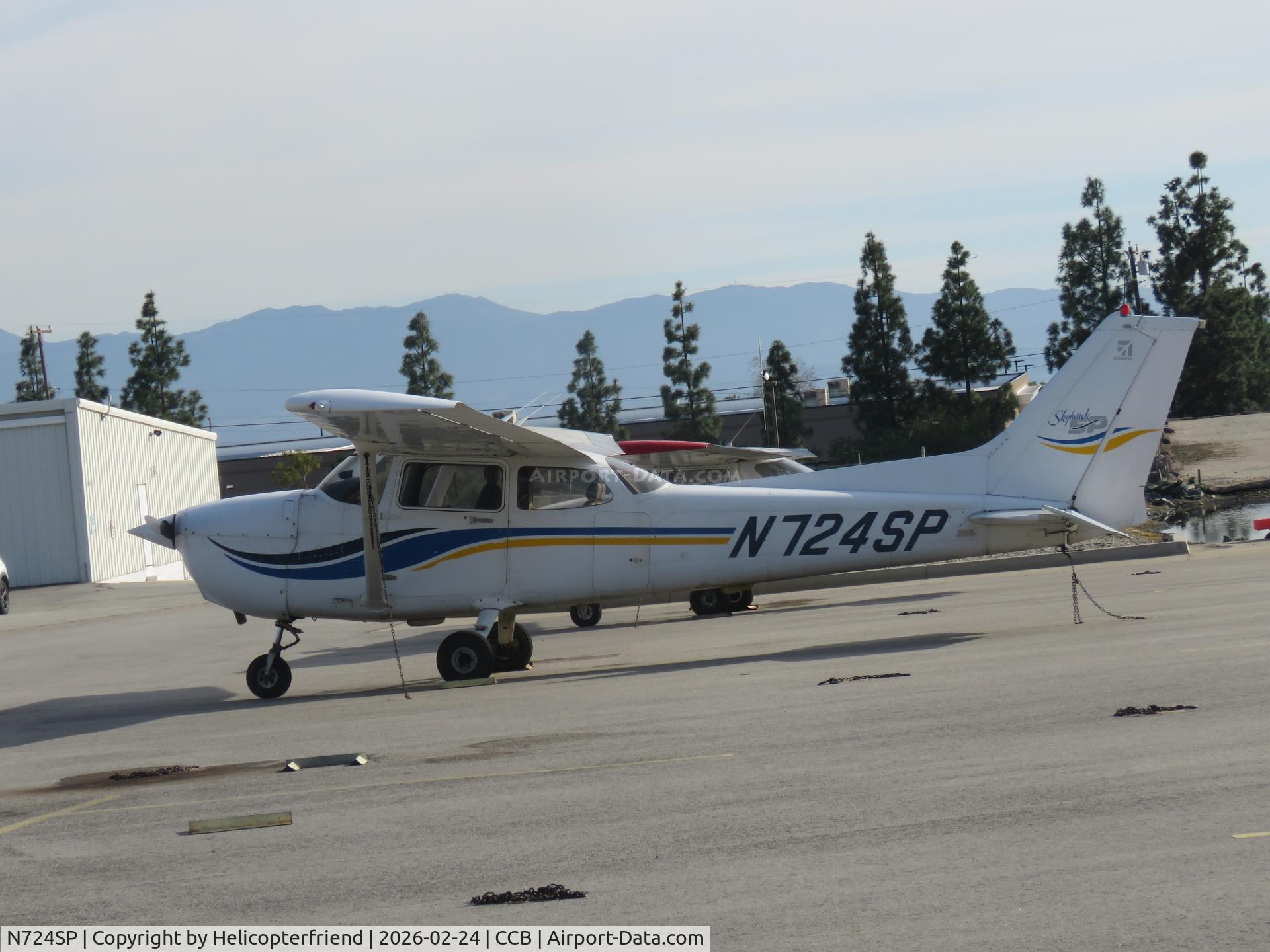 N724SP, 2000 Cessna 172S C/N 172S8658, Parked in transit parking