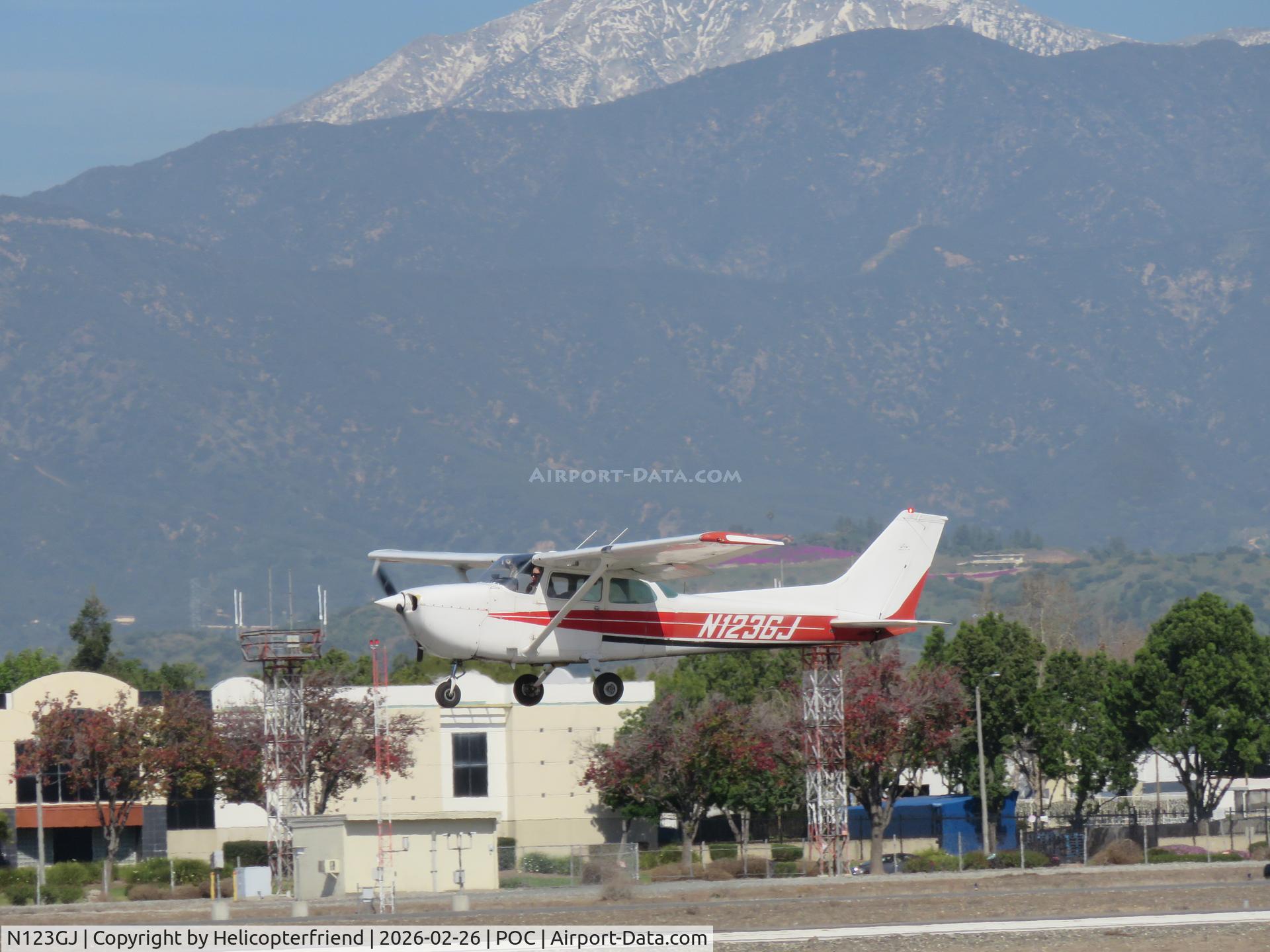 N123GJ, 1978 Cessna 172N C/N 17270706, Climbing out from runway 26L