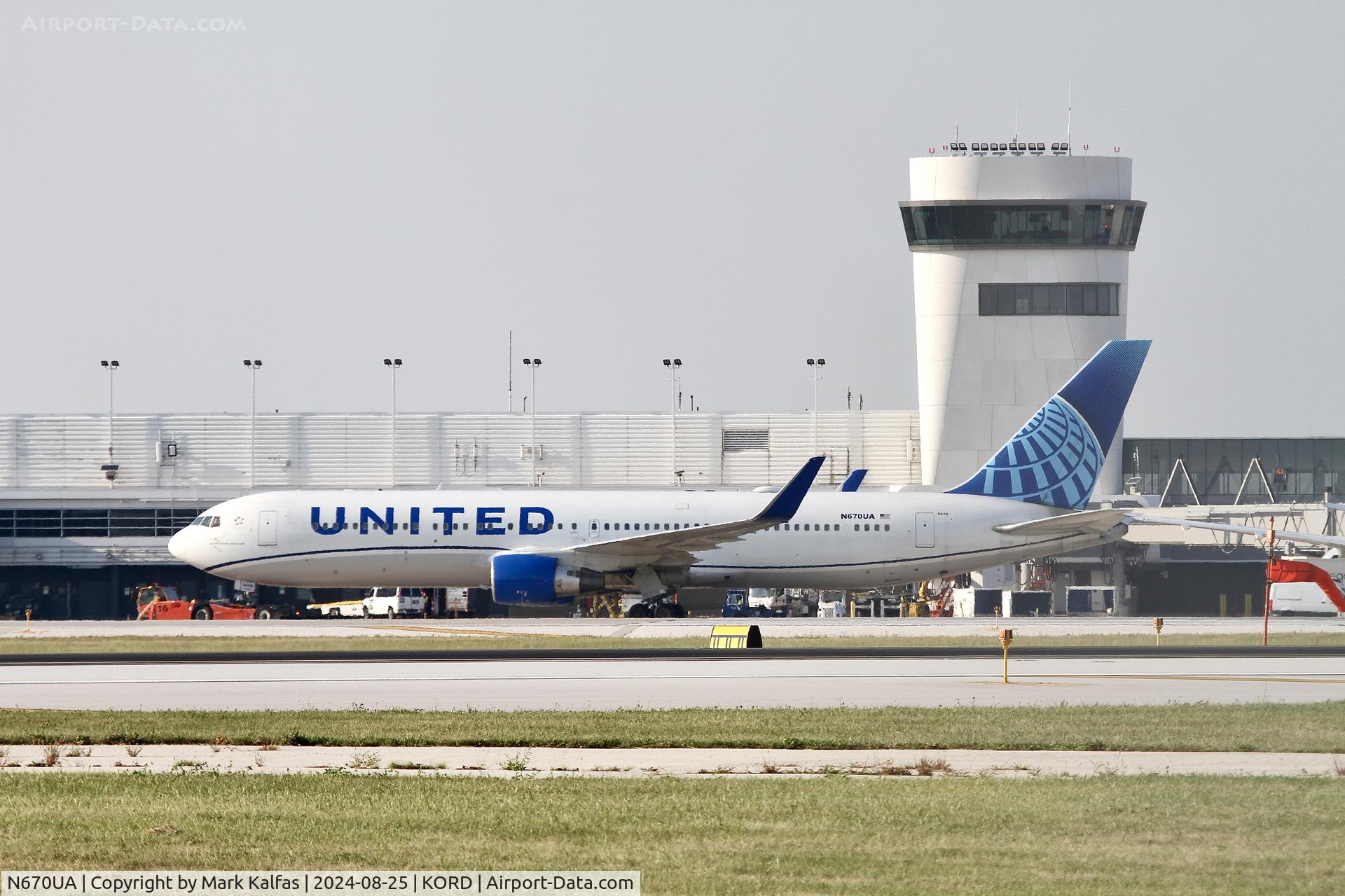 N670UA, 1999 Boeing 767-322 C/N 29240, B763 United Airlines Boeing 767-322 N670UA at KORD
