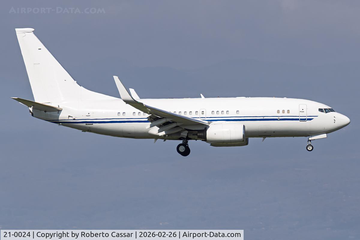 21-0024, 2000 Boeing 737-700 BBJ C/N 29972, Arrival