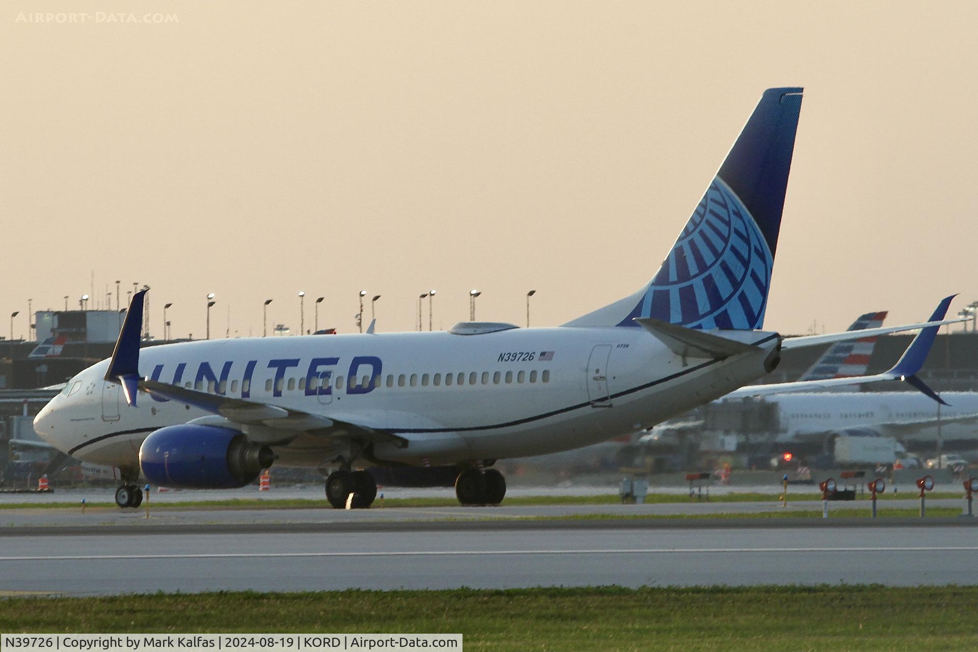 N39726, 1999 Boeing 737-724 C/N 28796, B737 United Airlines Boeing 737-724 N39726 at KORD