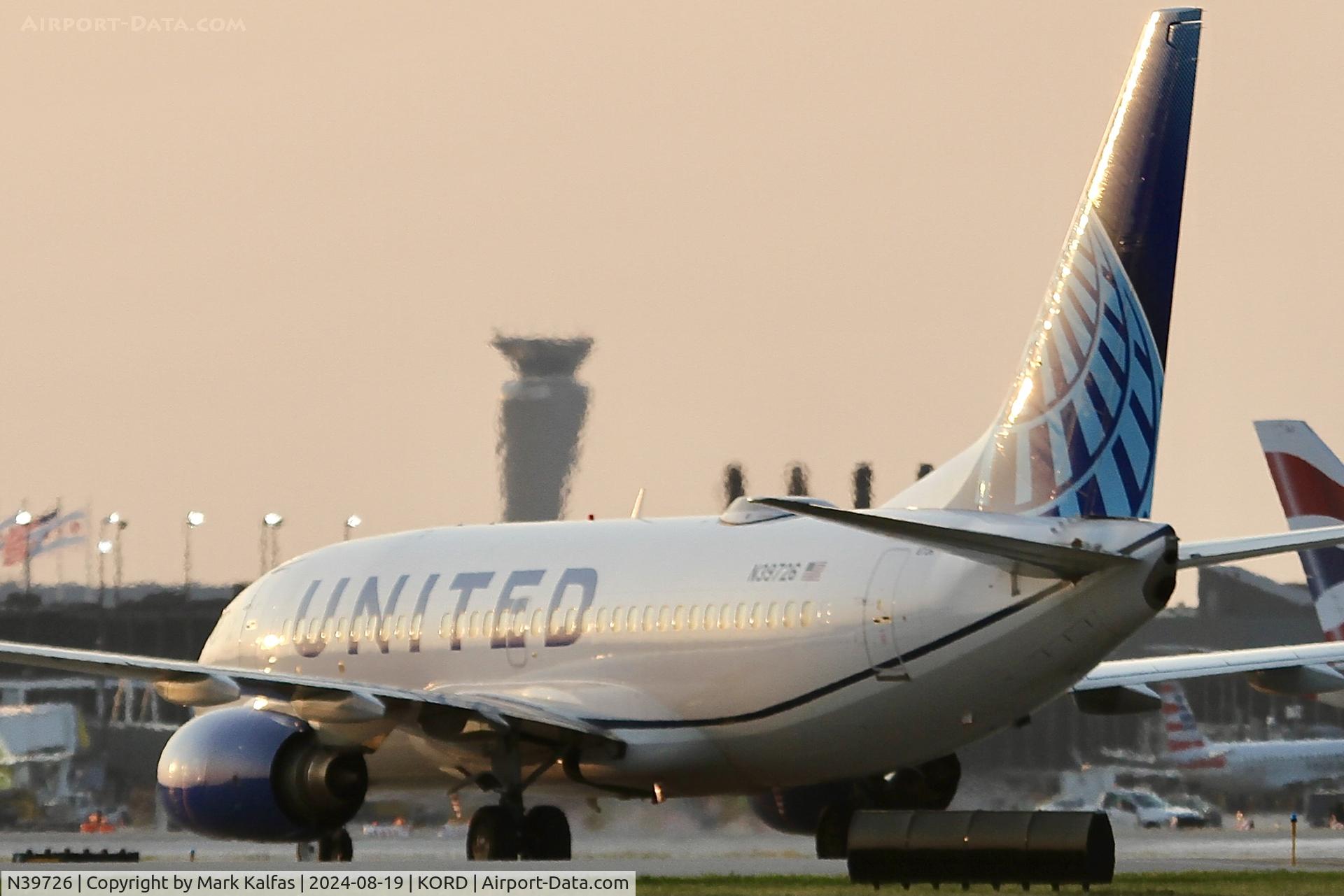 N39726, 1999 Boeing 737-724 C/N 28796, B737 United Airlines Boeing 737-724 N39726 at KORD