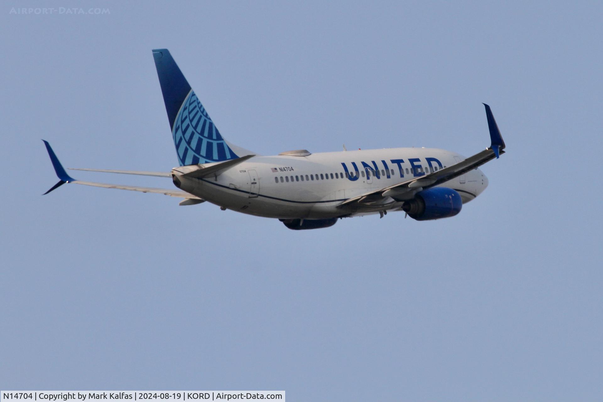 N14704, 1998 Boeing 737-724 C/N 28765, B737 United Airlines Boeing 737-724, N14704 departing 10L Chicago, O'Hare.
