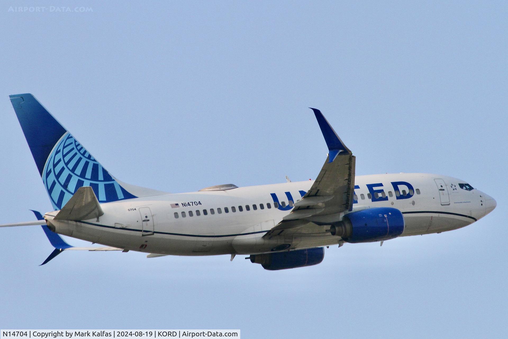 N14704, 1998 Boeing 737-724 C/N 28765, B737 United Airlines Boeing 737-724, N14704 departing 10L Chicago, O'Hare.