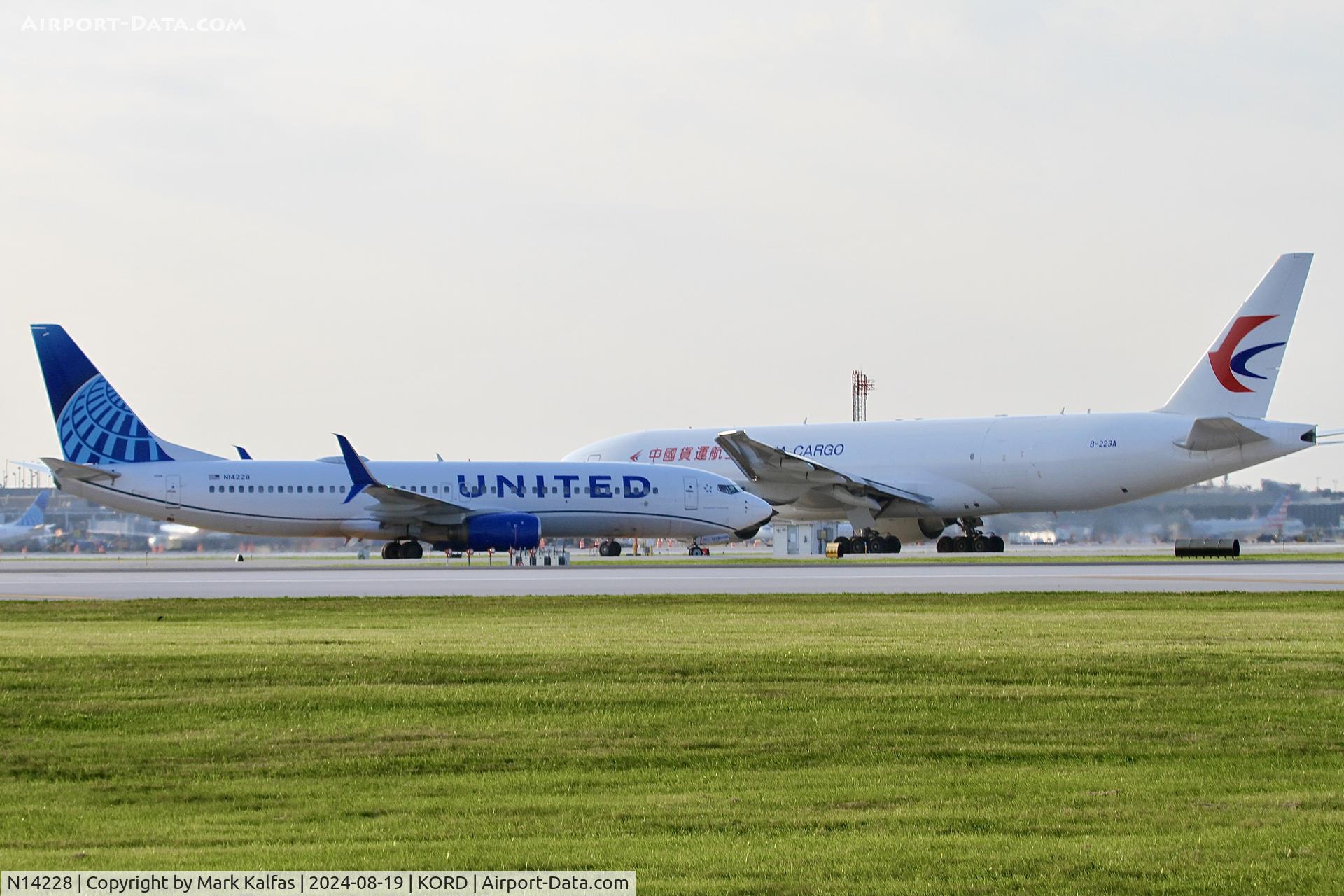 N14228, 1999 Boeing 737-824 C/N 28792, B738 United Airlines BOEING 737-824 N14228 at KORD