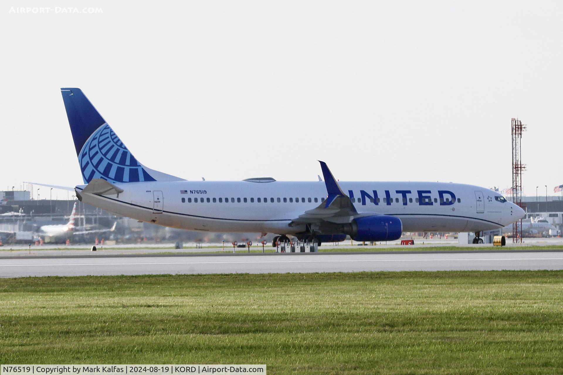 N76519, 2009 Boeing 737-824 C/N 30132, B738 United Boeing 737-824 N76519 arriving at KORD