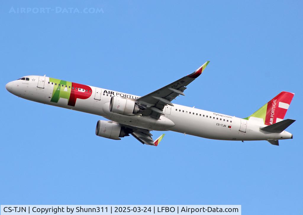 CS-TJN, 2018 Airbus A321-251N C/N 8318, Climbing after take off from rwy 32L