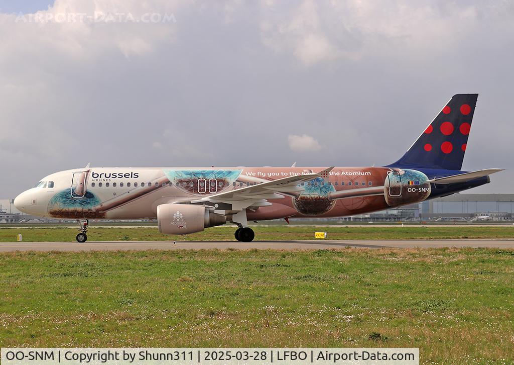 OO-SNM, 2003 Airbus A320-214 C/N 2003, Taxiing to the Terminal in 'Atomium' special c/s