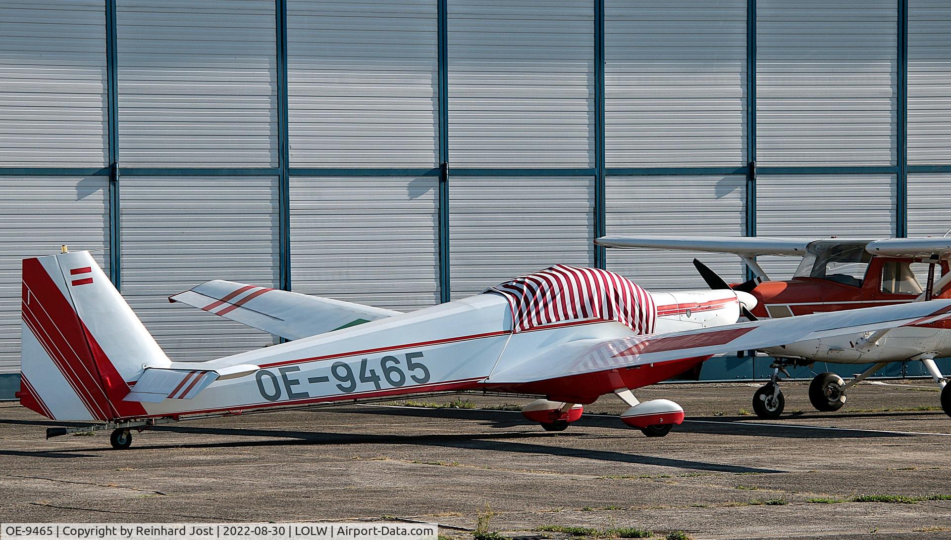 OE-9465, Scheibe SF-25C Falke C/N 44677, Scheibe Falke in front of the Weisse Möwe-hangar at Wels, Austria