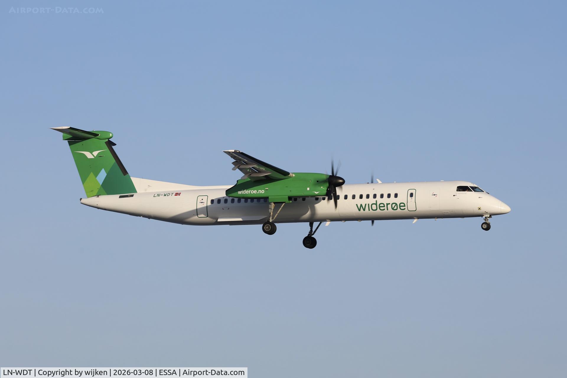 LN-WDT, Bombardier Dash 8-Q-402 C/N 4289, Rwy 19L