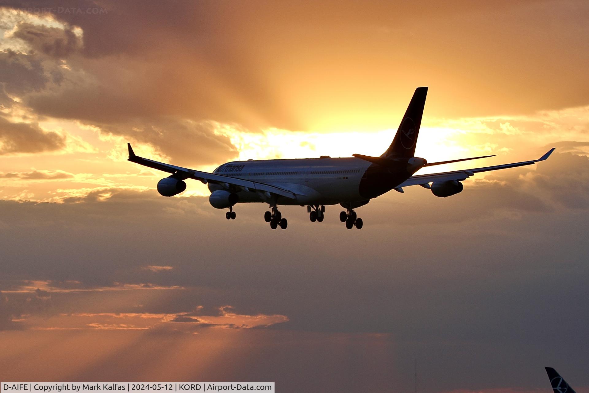 D-AIFE, 2001 Airbus A340-313X C/N 434, A343 Lufthansa Airbus A340-313X, D-AIFE arriving 28R KORD
