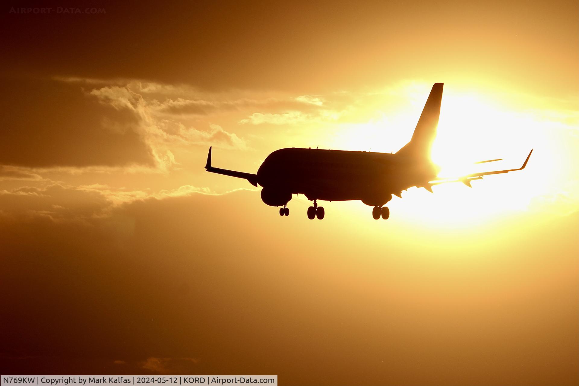 N769KW, 2004 Embraer 170ST (ERJ-170-100ST) C/N 17000024, E170 Envoy/ American Eagle EMBRAER ERJ 170-100 LR N769KW 28C approach KORD