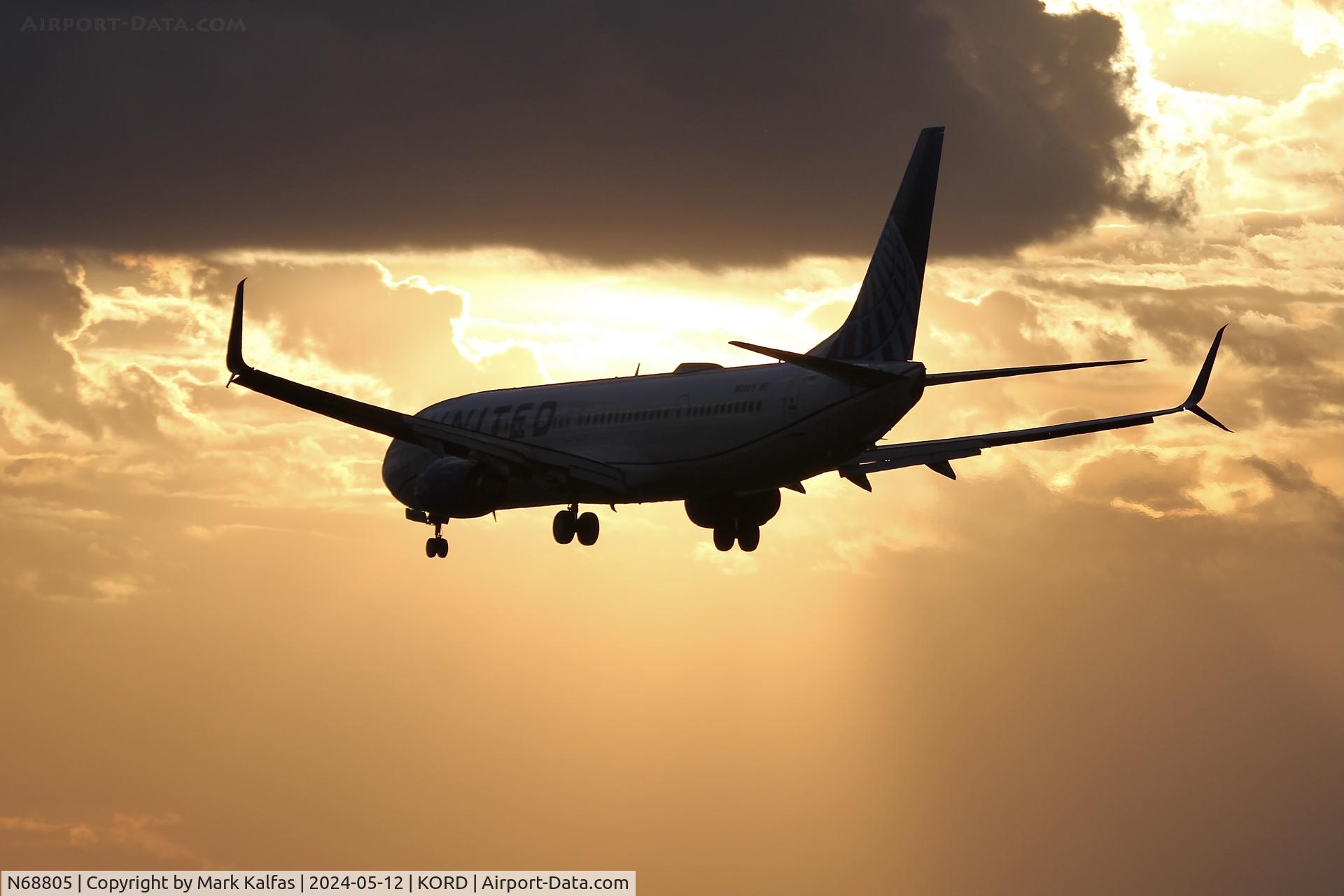 N68805, 2013 Boeing 737-924/ER C/N 42818, B739 United Boeing 737-924/ER, N68805 arriving on 28R Chicago O'Hare