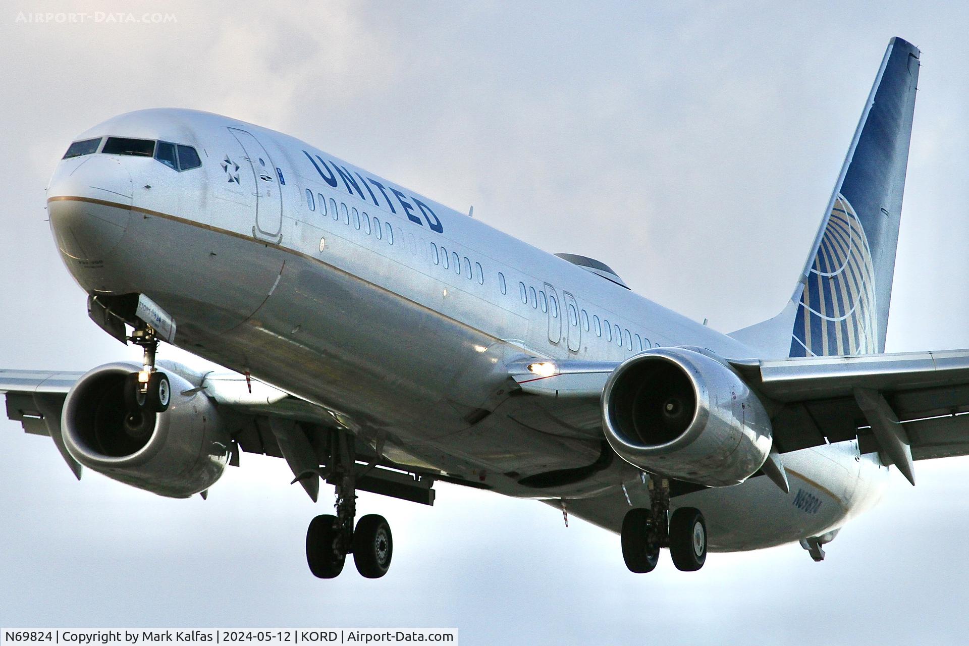 N69824, 2014 Boeing 737-924/ER C/N 42179, B739 United Airlines Boeing 737-924/ER N69824 arriving 28C KORD
