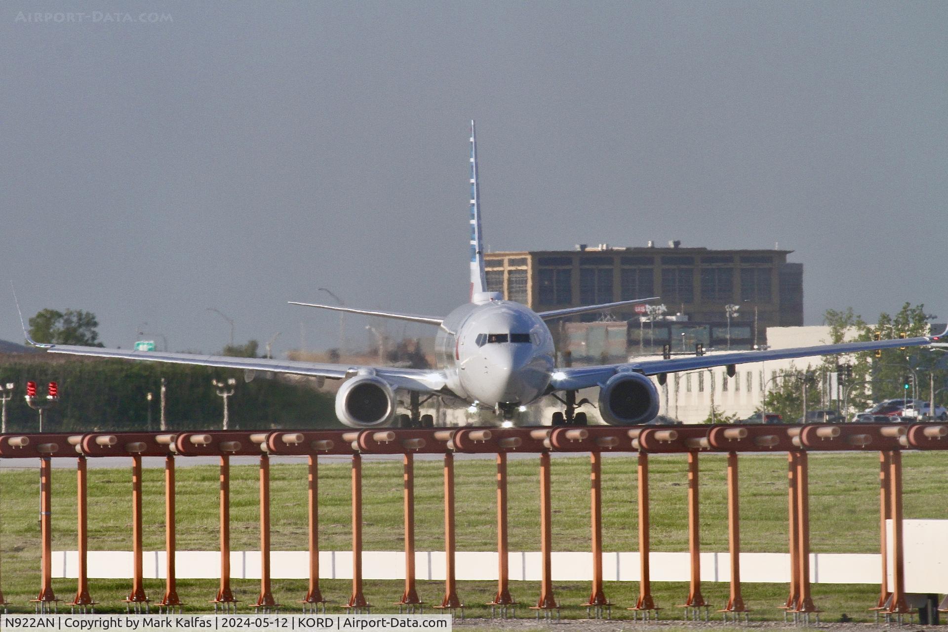 N922AN, 1999 Boeing 737-823 C/N 29523, B738 American Airlines  Boeing 737-823 N992AN departing 22L KORD