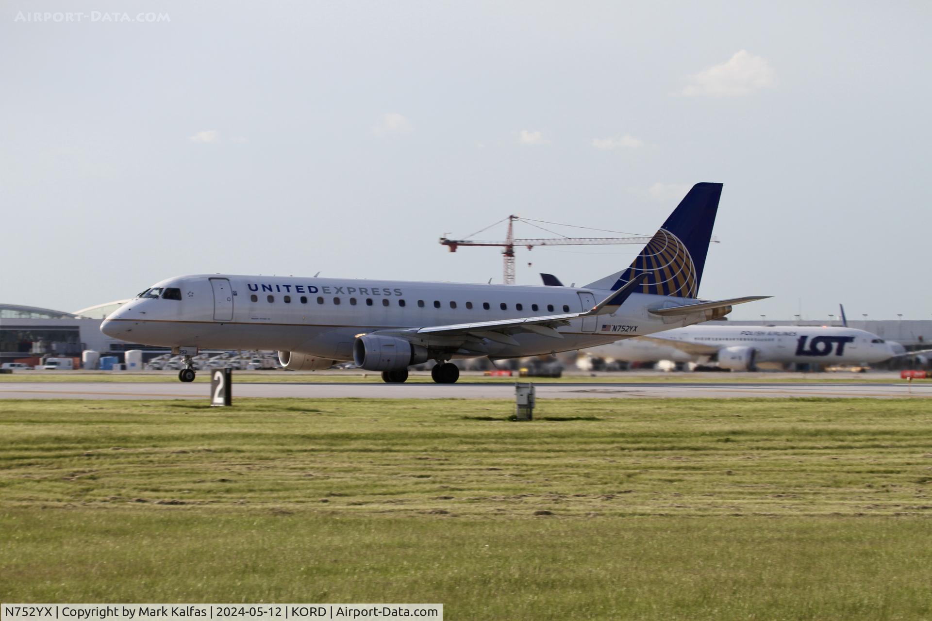 N752YX, 2017 Embraer 175LR (ERJ-170-200LR) C/N 17000689, E75 Republic Airways / United Express Embraer 175LR (ER) N752YX departing 22L KORD