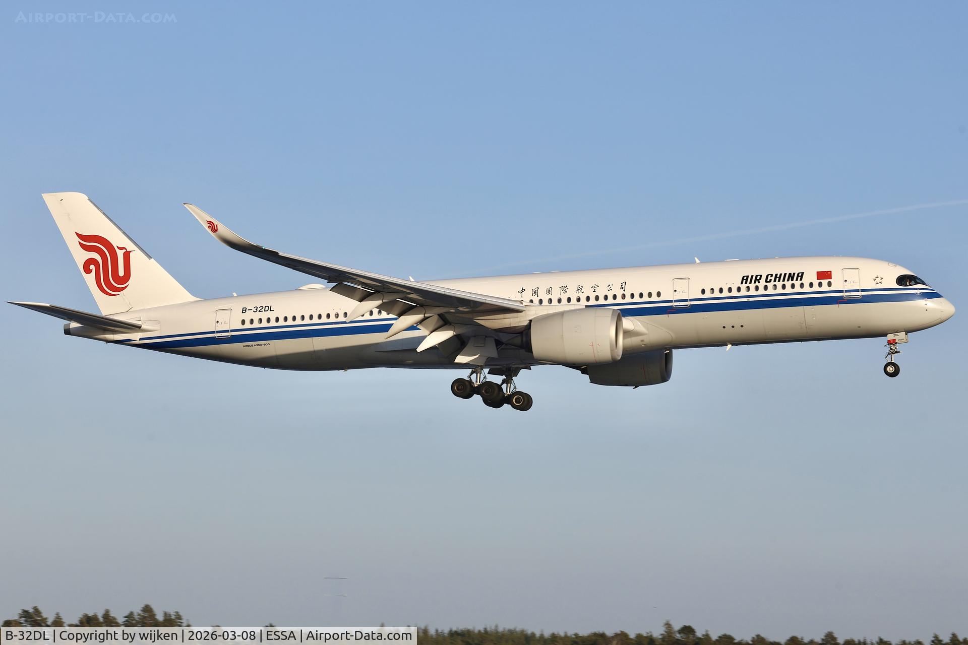 B-32DL, 2023 Airbus A350-941 C/N 0581, Rwy 19L