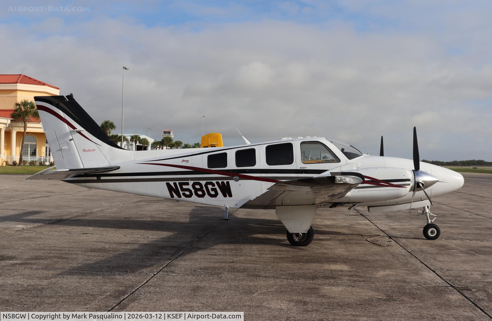 N58GW, Raytheon Aircraft Company 58 C/N TH-2048, Beech 58