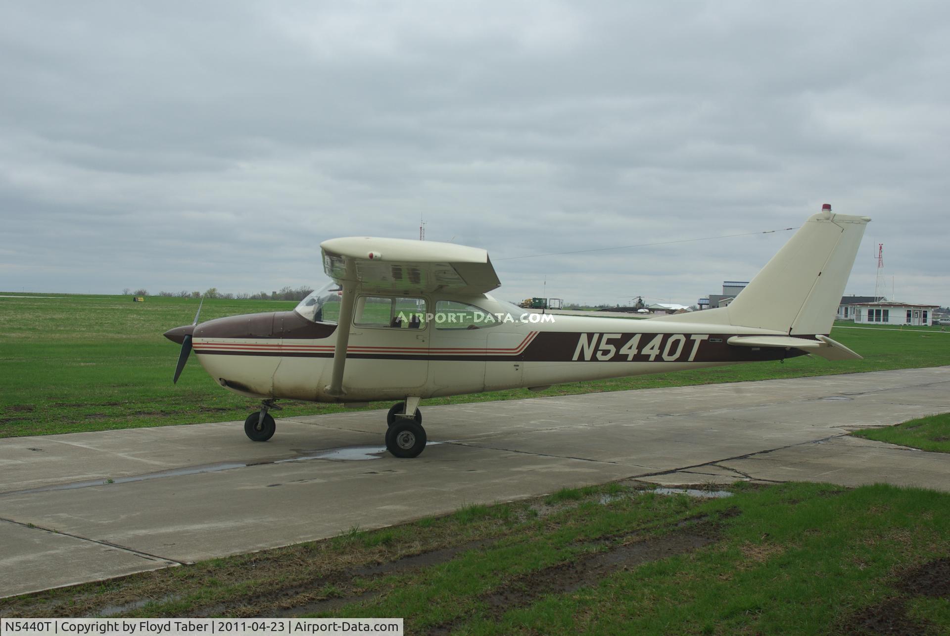 N5440T, 1964 Cessna 172E C/N 17251340, Out of the hangar