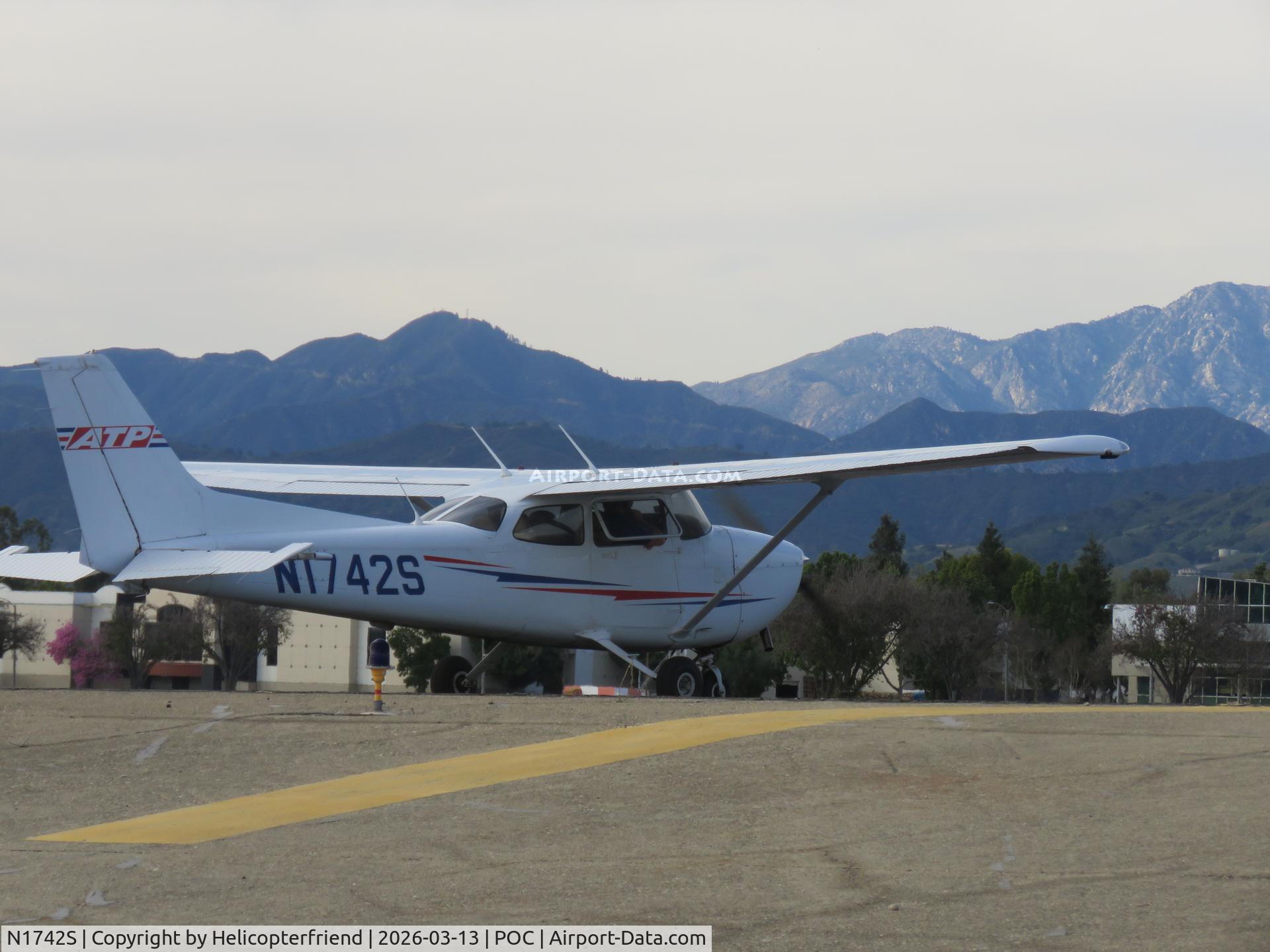 N1742S, 2019 Cessna (Textron Aviation) 172S C/N 172S12289, In pre-flight area