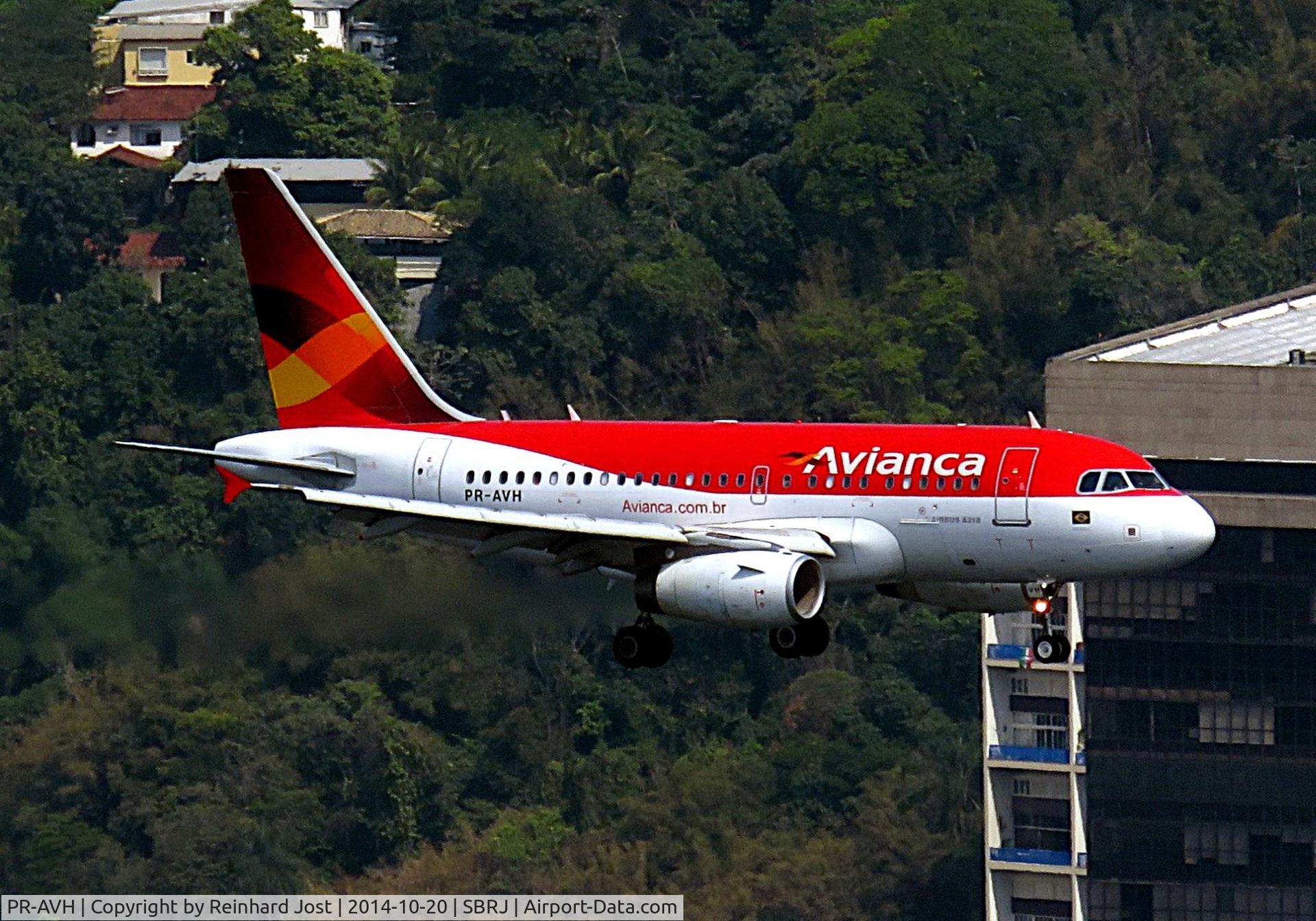 PR-AVH, 2007 Airbus A318-121 C/N 3001, PR-AVH turning into final for Santos Dumont Airport, as seen from the Pao de Acucar