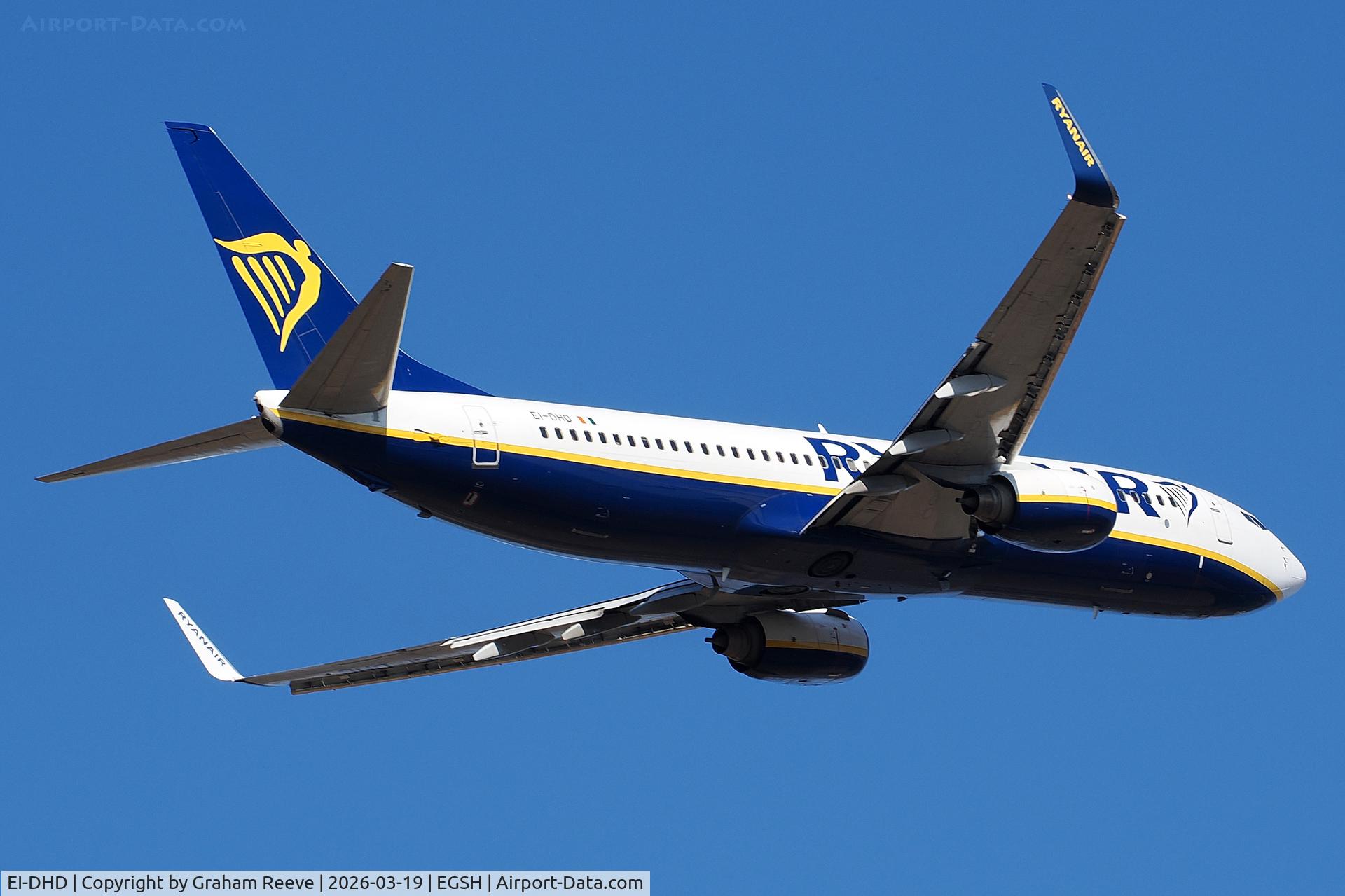 EI-DHD, 2005 Boeing 737-8AS C/N 33816, Departing from Norwich.