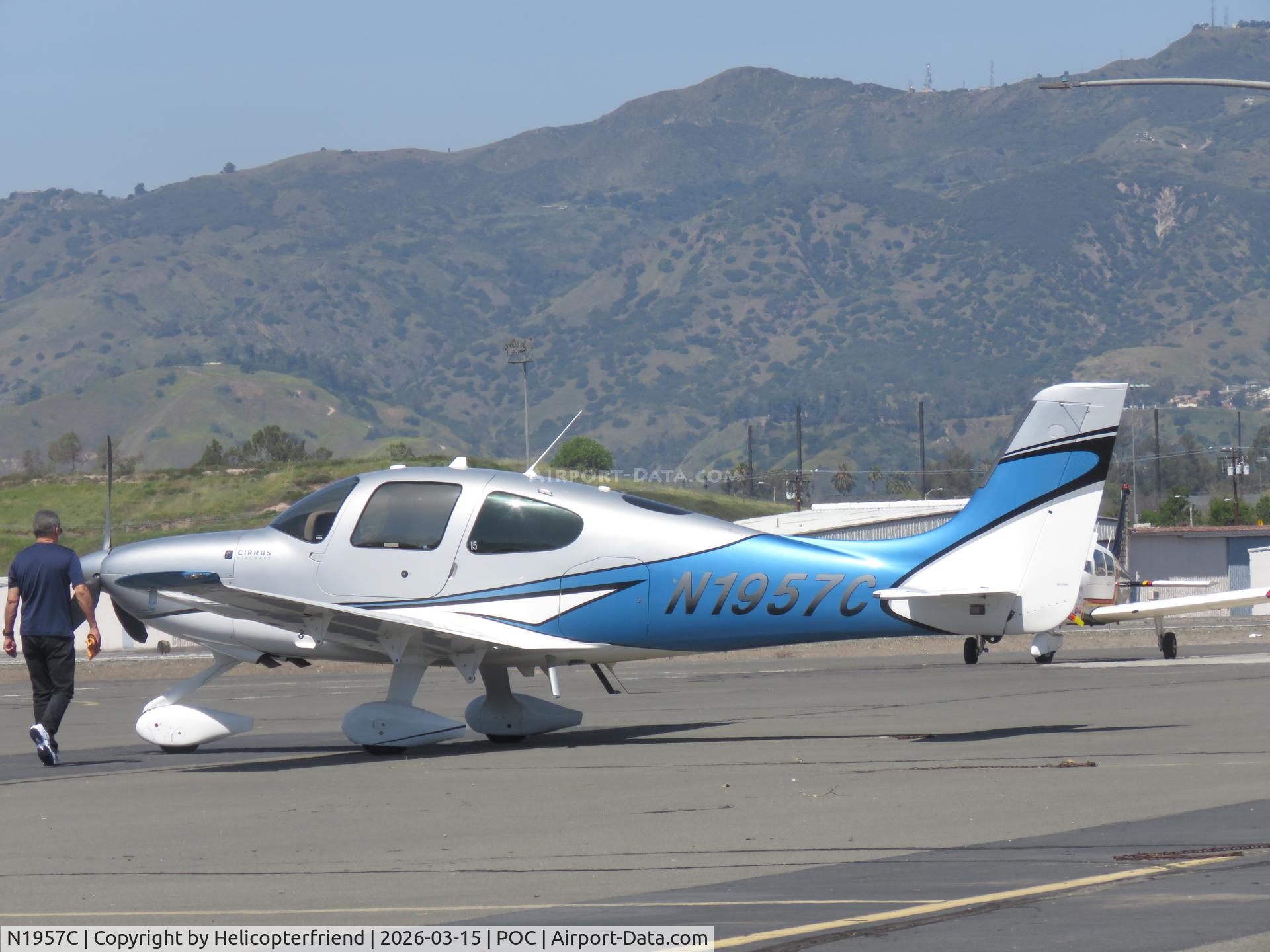 N1957C, 2013 Cirrus Design Corp SR22T C/N 0514, Parked in transit parking