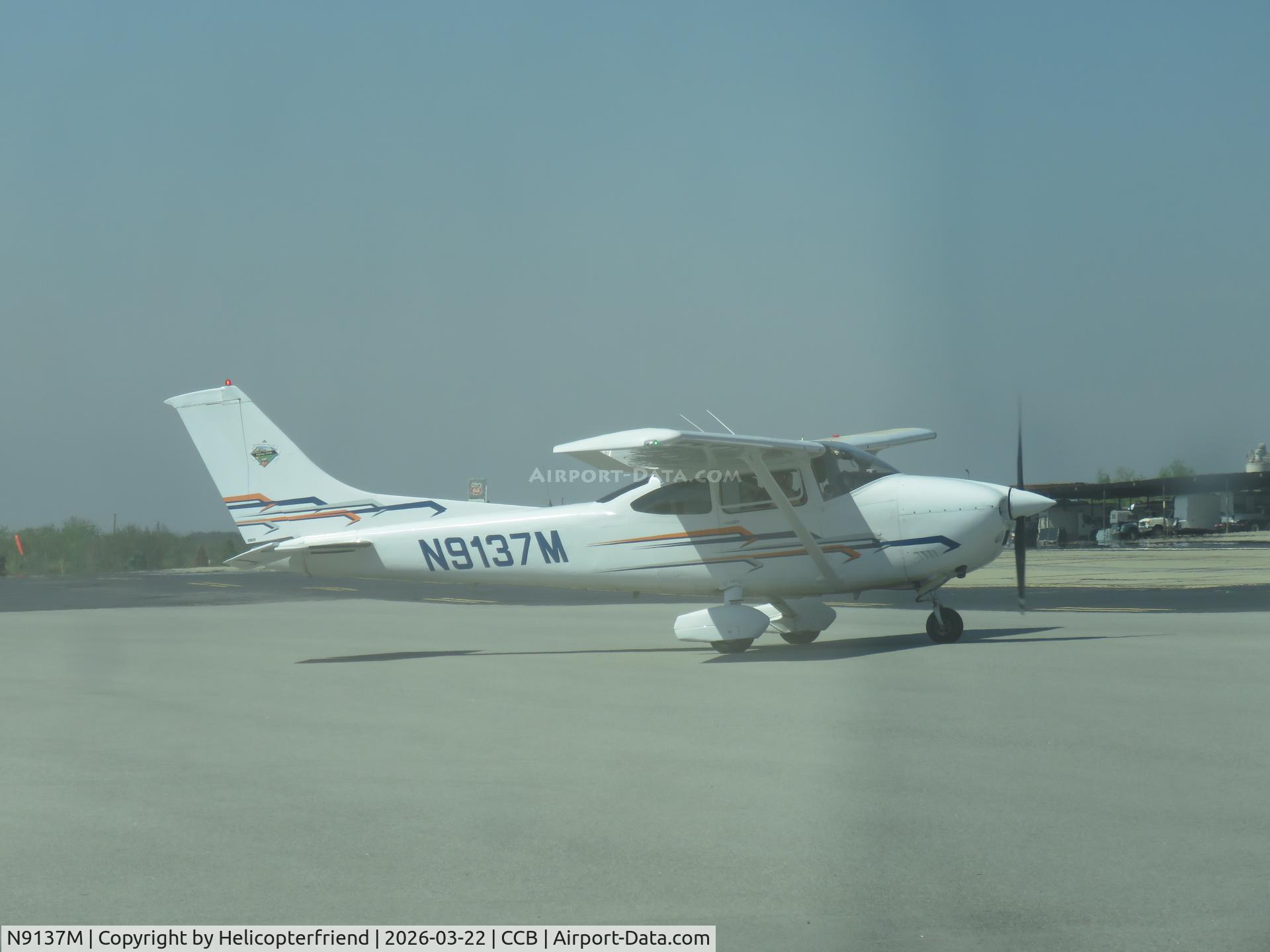N9137M, 1976 Cessna 182P Skylane C/N 18264697, Taxiing