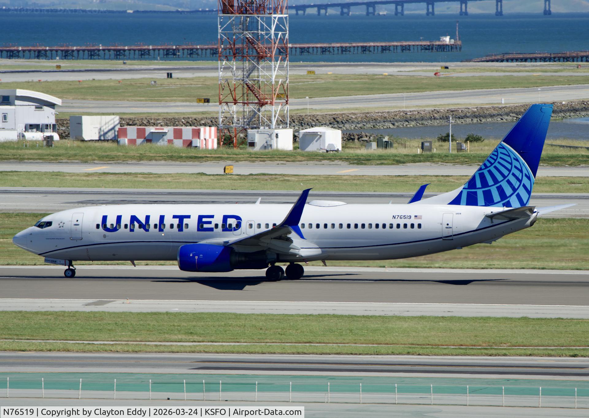 N76519, 2009 Boeing 737-824 C/N 30132, SFO 2026