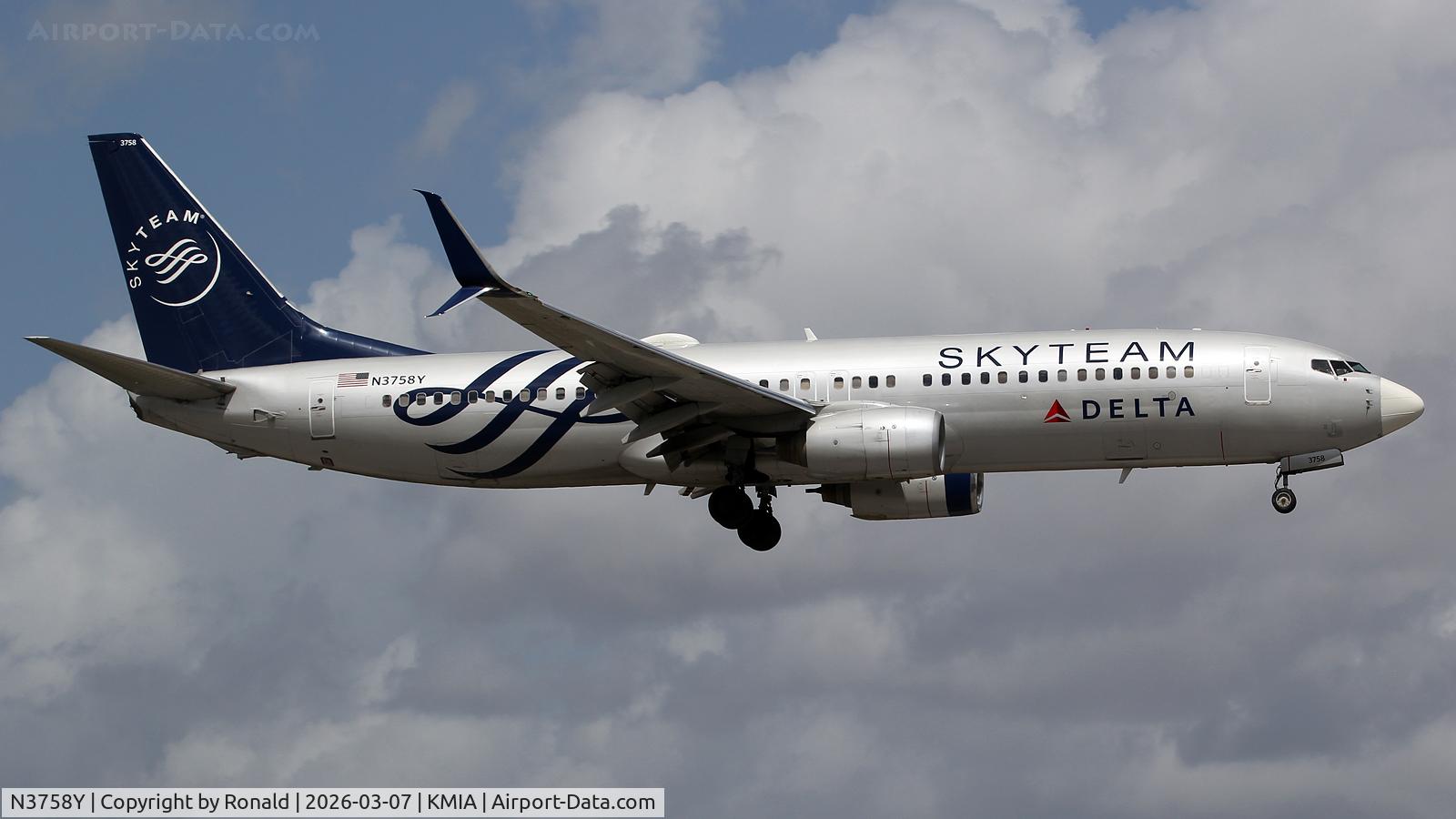 N3758Y, 2001 Boeing 737-832 C/N 30814, at mia