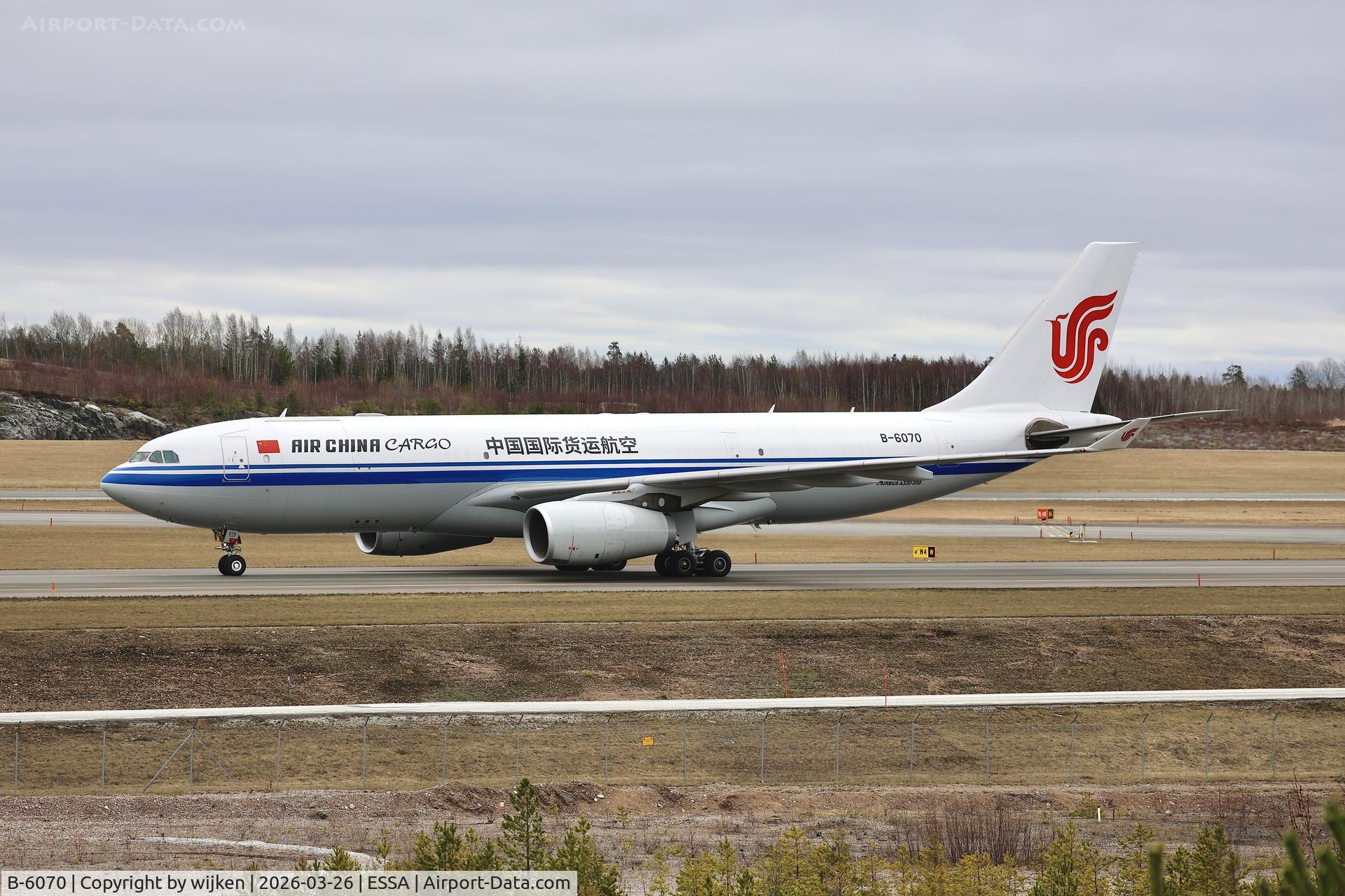B-6070, 2006 Airbus A330-243 C/N 750, Twy W