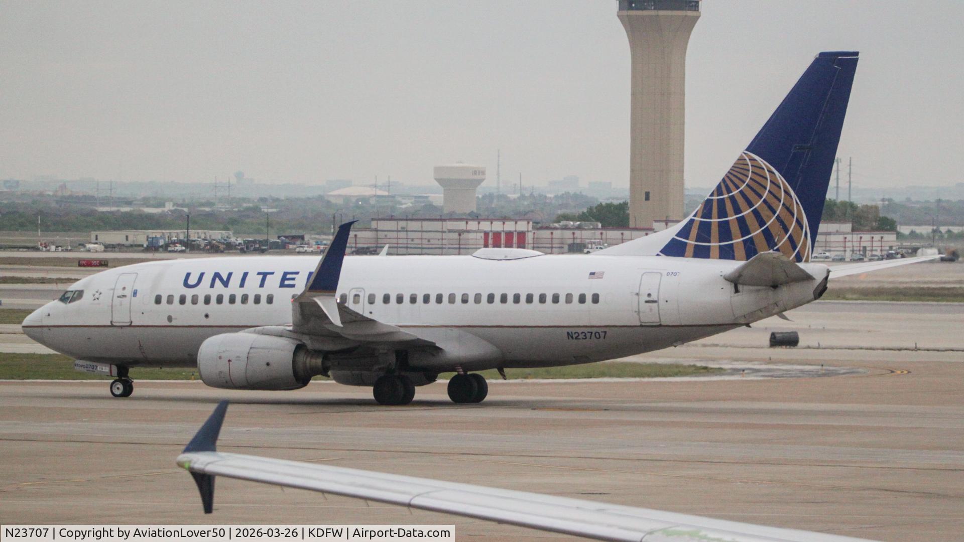 N23707, 1998 Boeing 737-724 C/N 28768, United 737