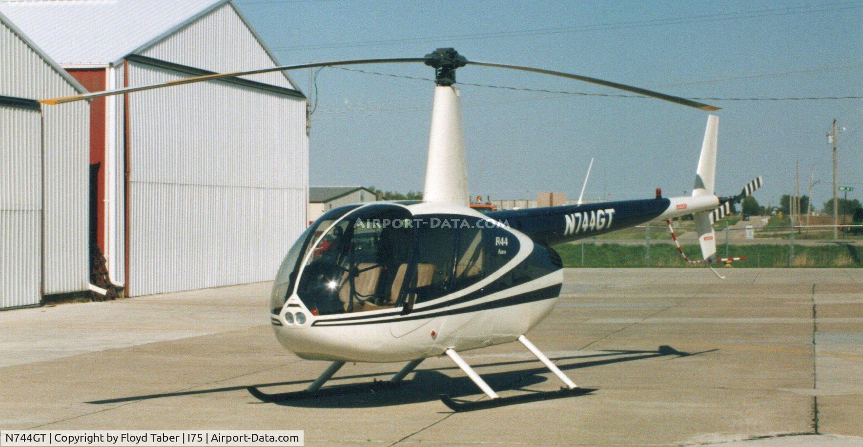 N744GT, 1999 Robinson R44 C/N 0624, On the ramp