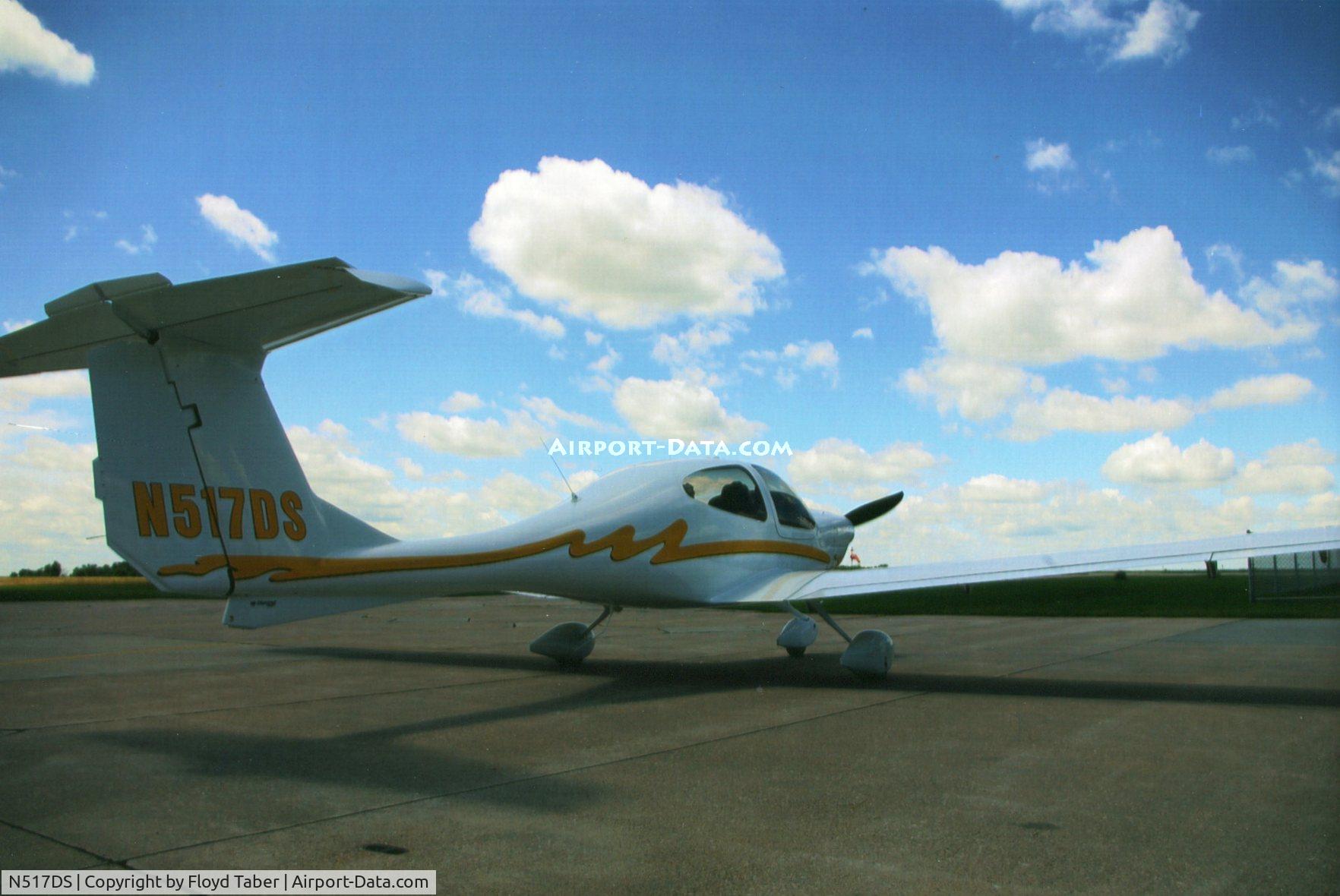 N517DS, 2006 Diamond DA-40 Diamond Star C/N 40.627, On the ramp