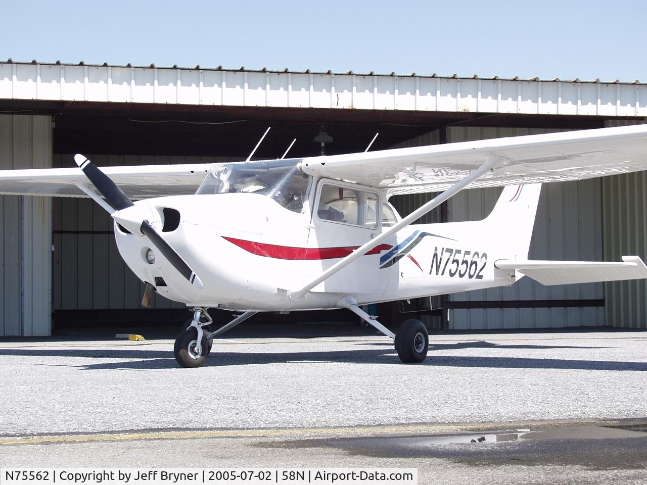 N75562, 1976 Cessna 172N C/N 17267811, Picture of plane outside hanger at 58N