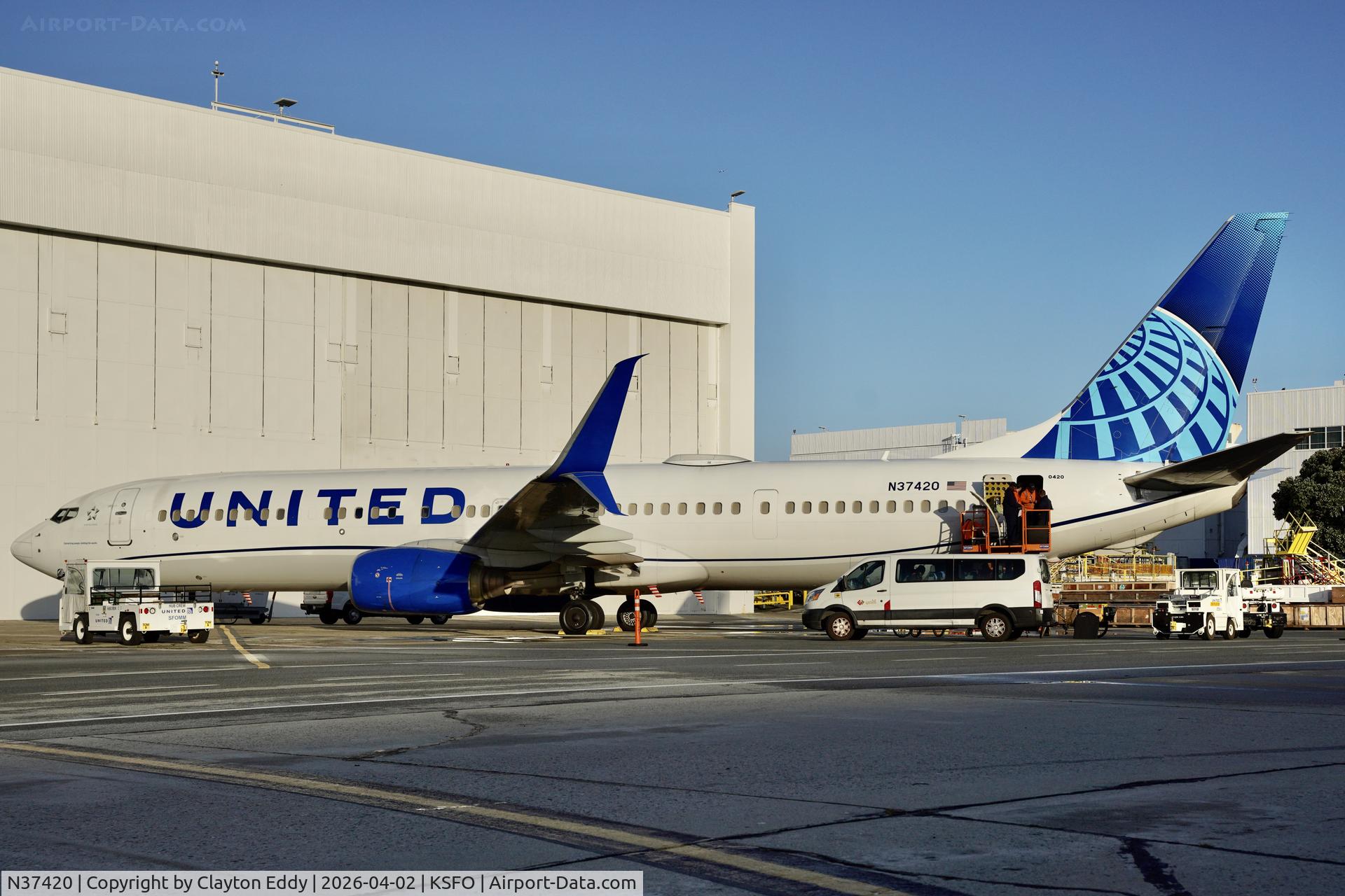 N37420, 2008 Boeing 737-924/ER C/N 33457, SFO 2026