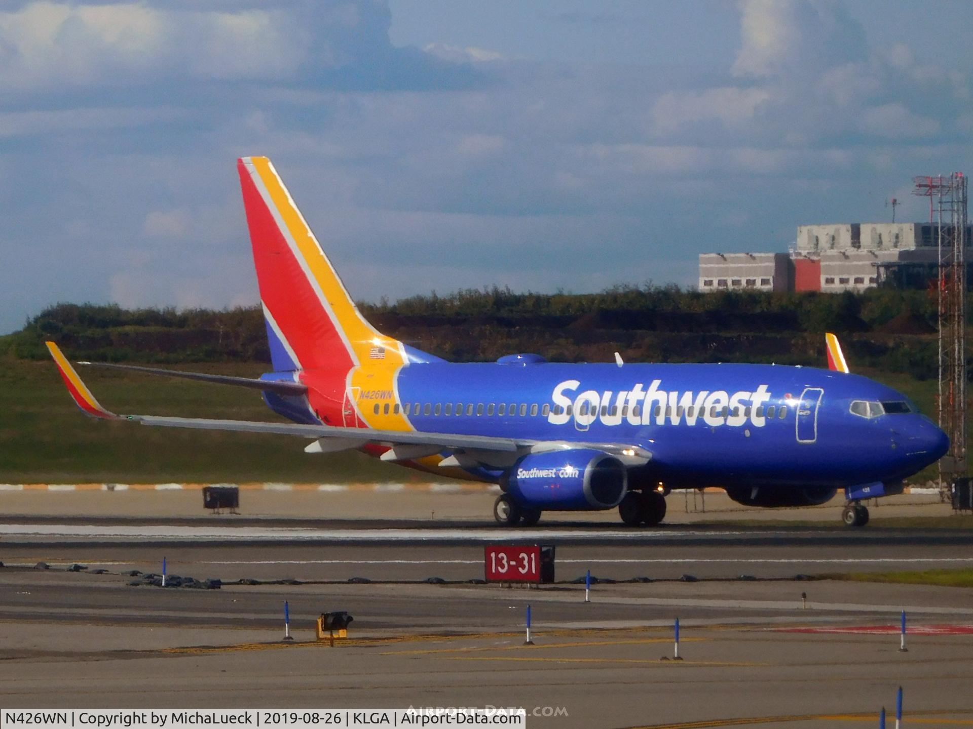 N426WN, 2002 Boeing 737-7H4 C/N 29830, At La Guardia