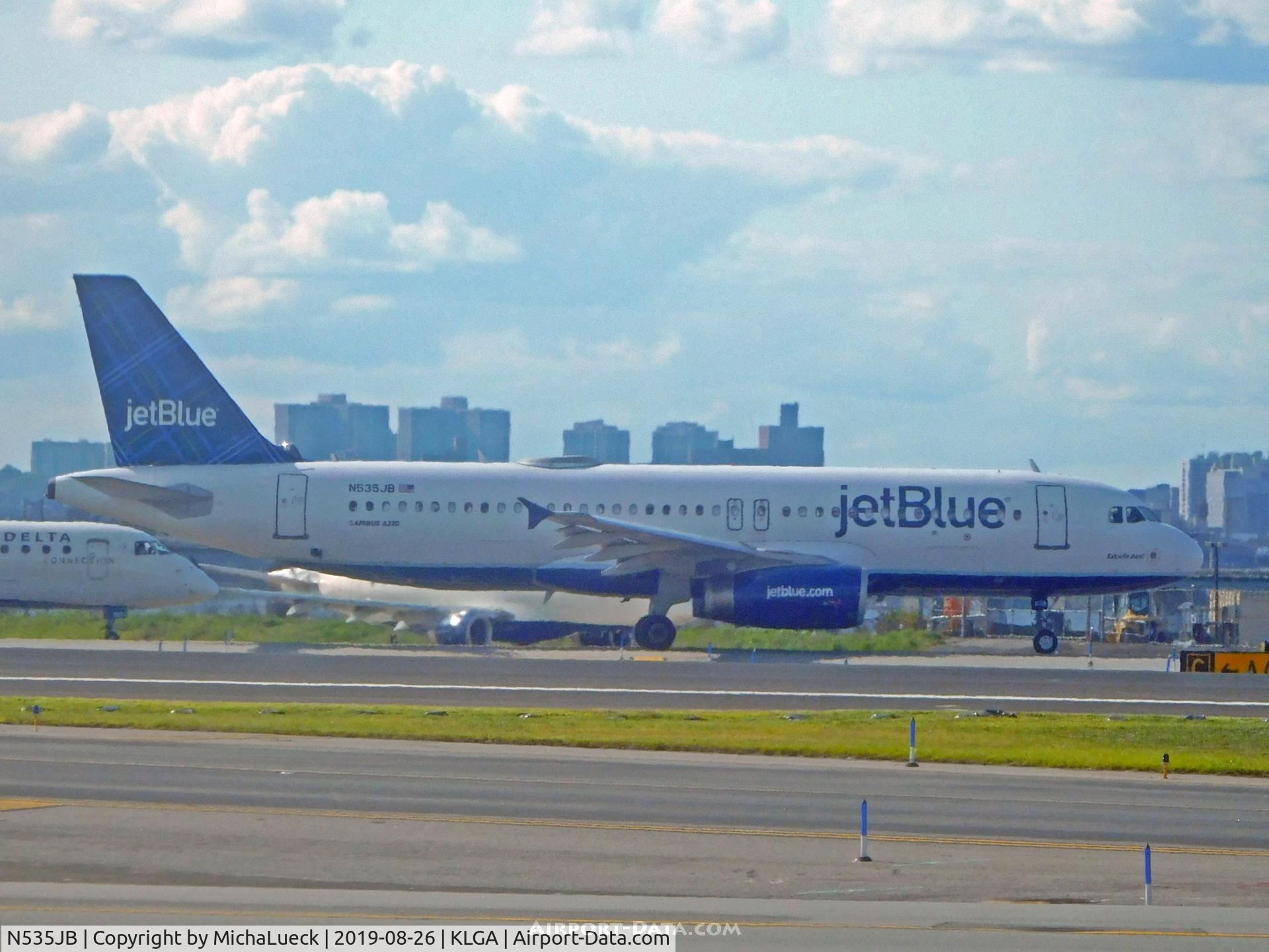 N535JB, 2002 Airbus A320-232 C/N 1739, At La Guardia