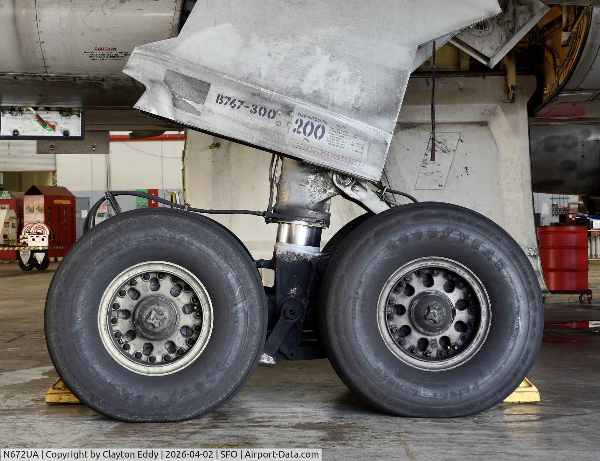 N672UA, 1999 Boeing 767-322 C/N 30027, SFO 2026