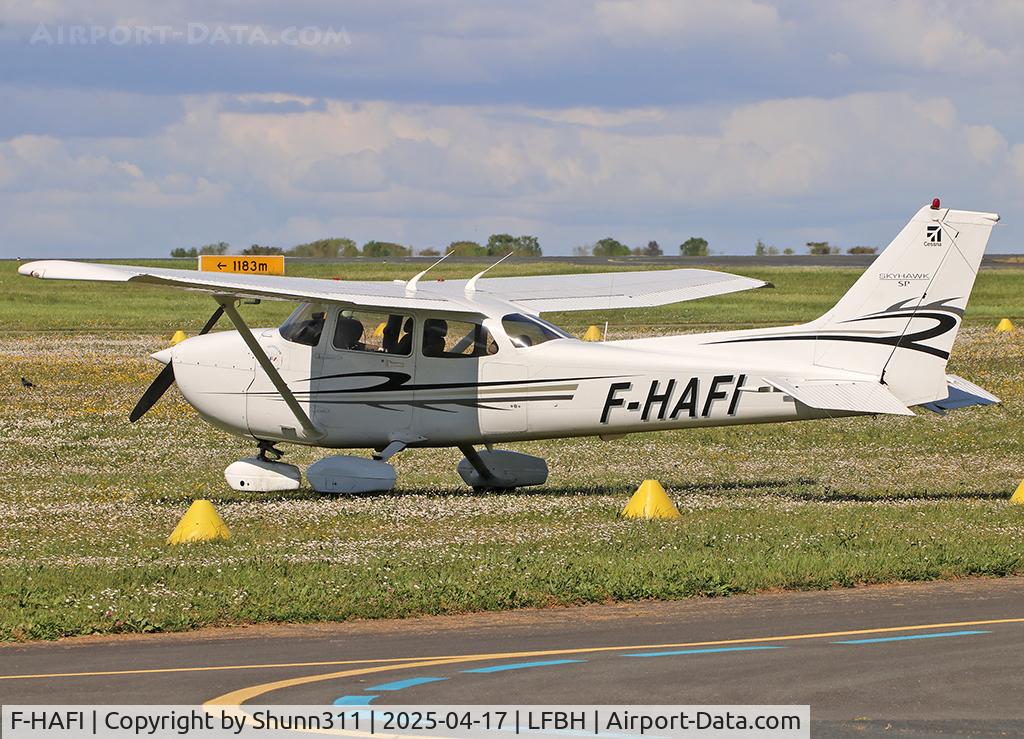 F-HAFI, 2002 Cessna 172S C/N 172S9022, Parked on the grass