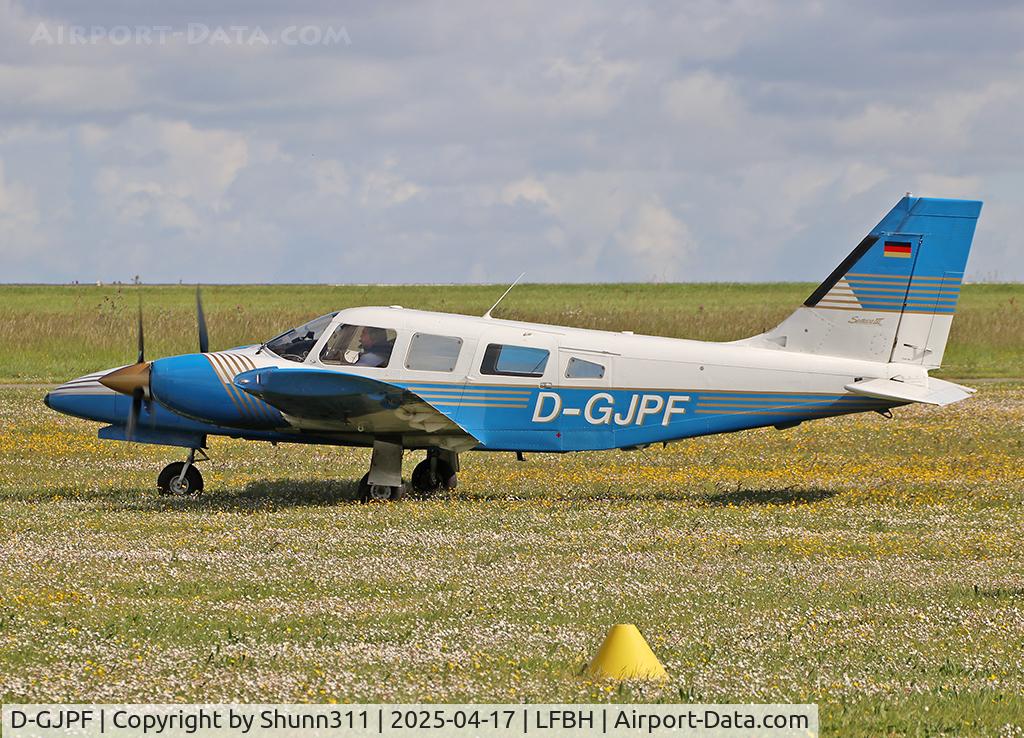 D-GJPF, 1989 Piper PA-34-220T C/N 3433158, Arriving from flight and parked on the grass...