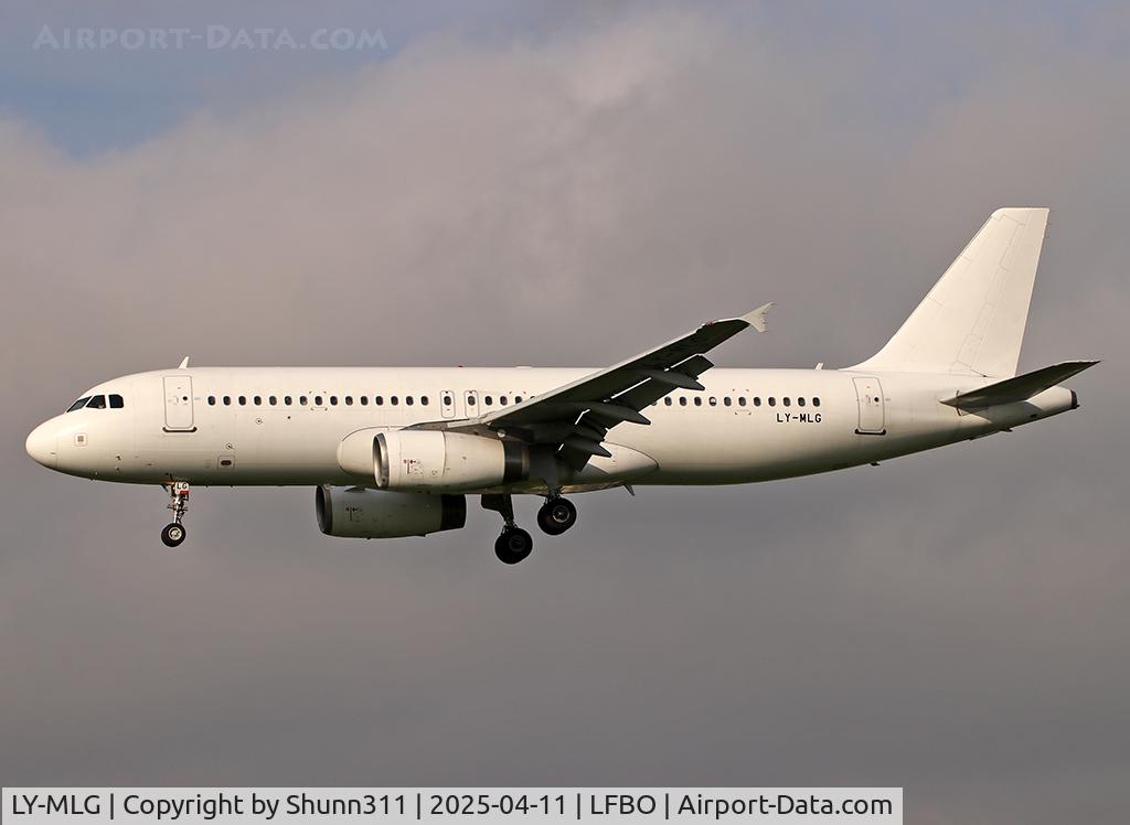 LY-MLG, 2006 Airbus A320-232 C/N 2863, Landing rwy 14R in all white c/s without titles... Tunisair summer lease...