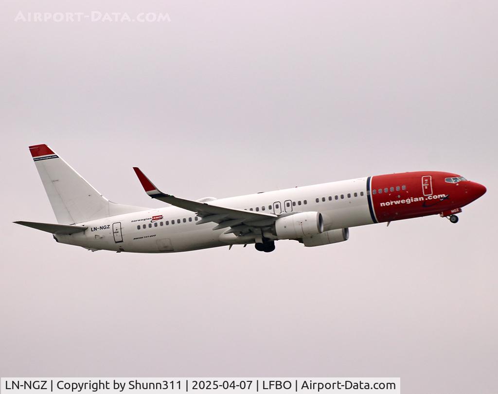 LN-NGZ, 2014 Boeing 737-8JP C/N 41127, Taking off from rwy 32R