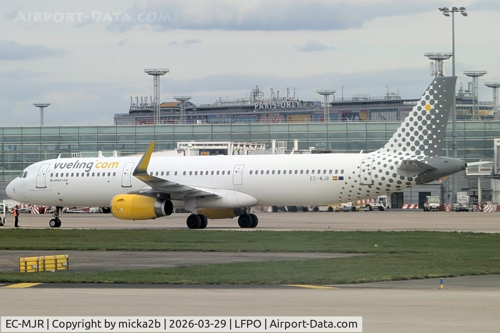 EC-MJR, 2016 Airbus A321-231 C/N 6933, Taxiing