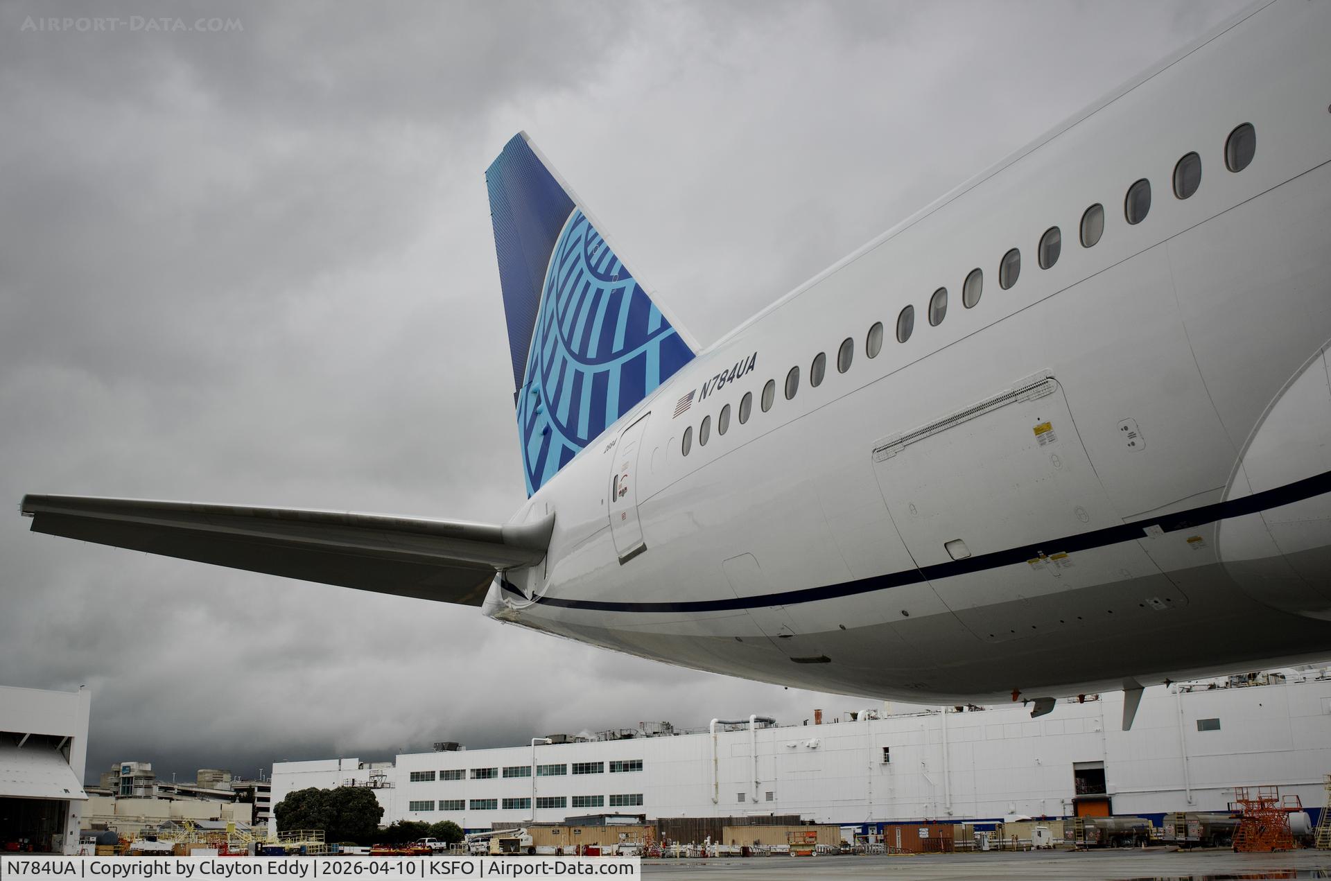 N784UA, 1997 Boeing 777-222/ER C/N 26951, SFO 2026