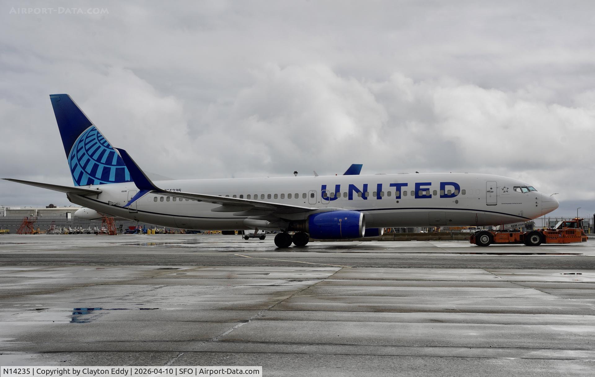 N14235, 1999 Boeing 737-824 C/N 28947, SFO 2026