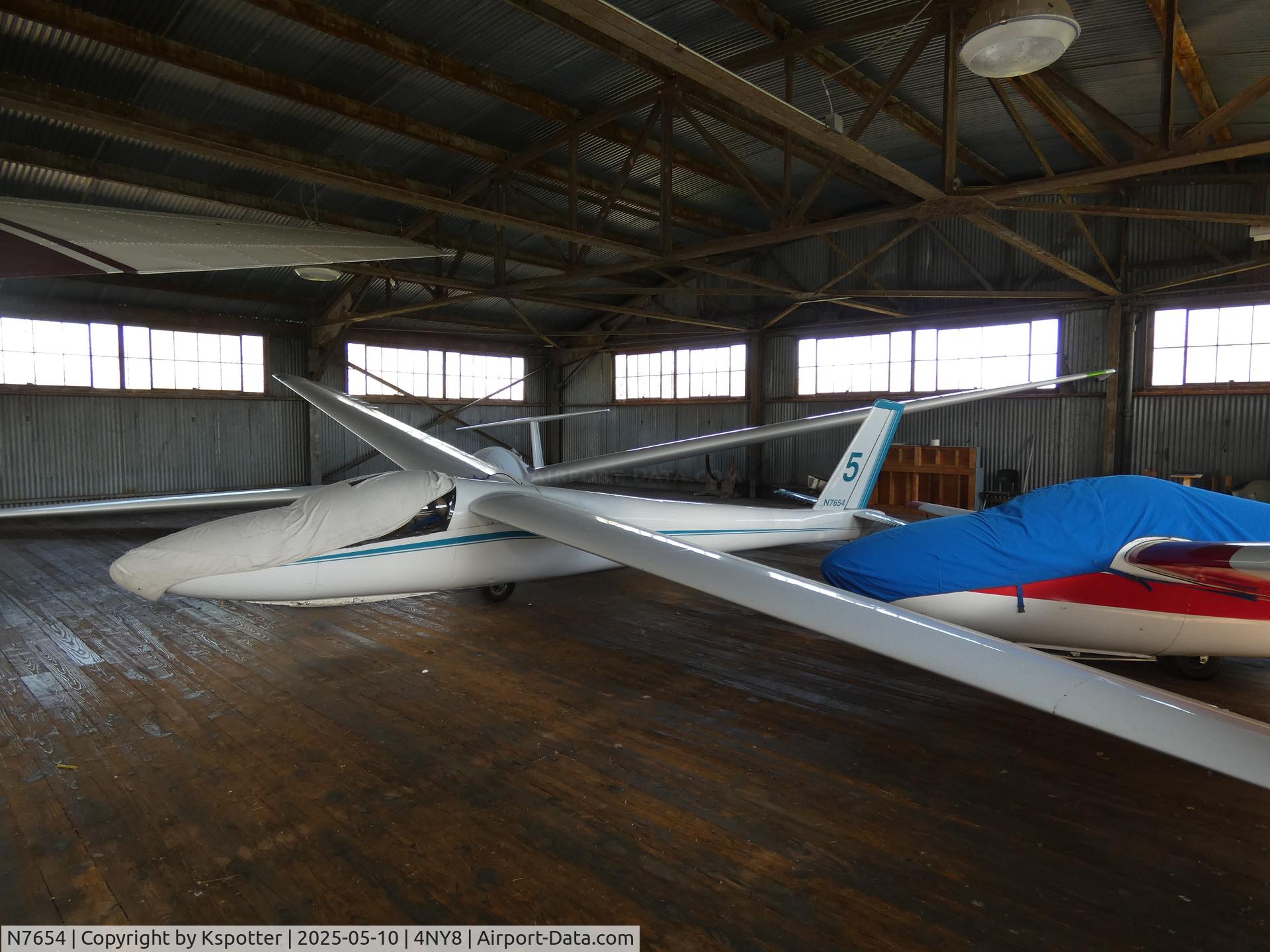 N7654, 1970 Schweizer SGS 1-34 C/N 44, Inside the hangar